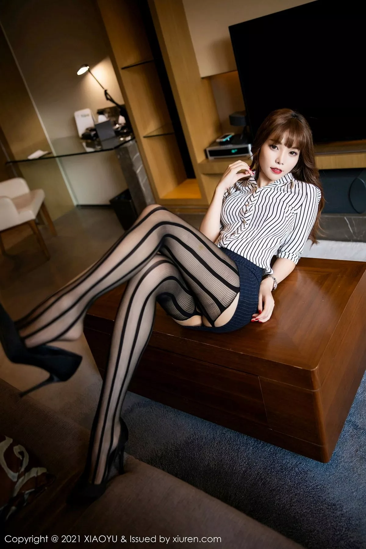 秀人集.com_[XiaoYu画语界]Vol.459_女神芝芝Booty私房半脱露红色蕾丝内衣配黑丝吊袜诱惑写真80P