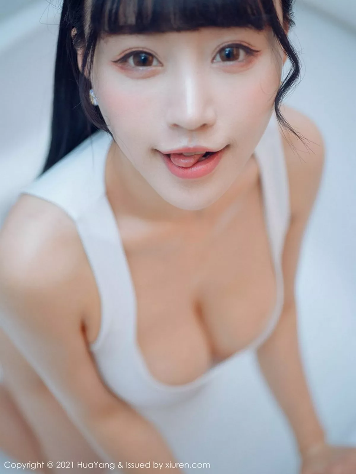 秀人集.com_[HuaYang花漾]Vol.360_女神朱可儿Flower厦门旅拍白色低胸服饰秀凹凸惹火身材诱惑写真63P