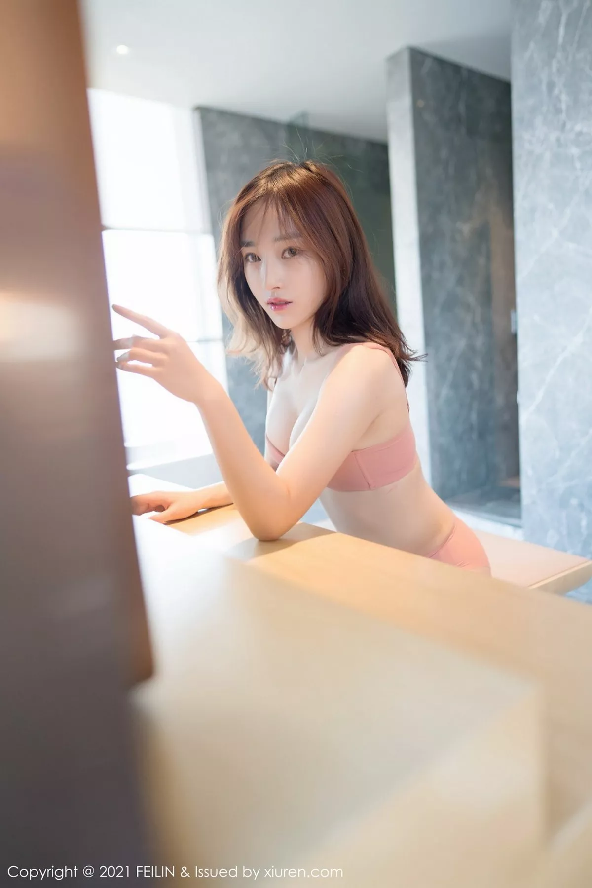 秀人集.com_[FeiLin嗲囡囡]VOL.372_嫩模陈梵妮脱粉色韵味旗袍露超薄无内肉丝裤袜撩人诱惑写真40P