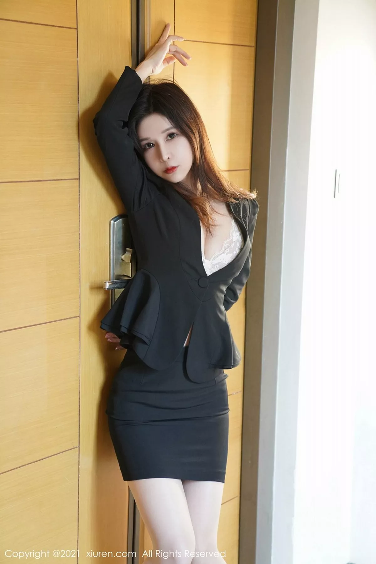 秀人集.com_[XiuRen秀人网]No.3077_嫩模张雨萌江浙沪旅拍职业装OL主题半脱露肉丝裤袜秀翘臀诱惑写真57P