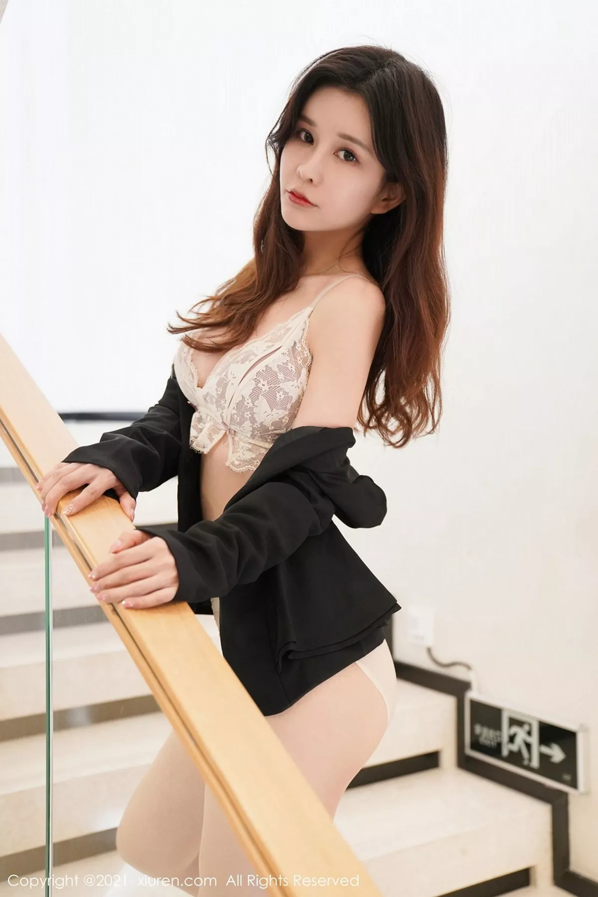 秀人集.com_[XiuRen秀人网]No.3077_嫩模张雨萌江浙沪旅拍职业装OL主题半脱露肉丝裤袜秀翘臀诱惑写真57P