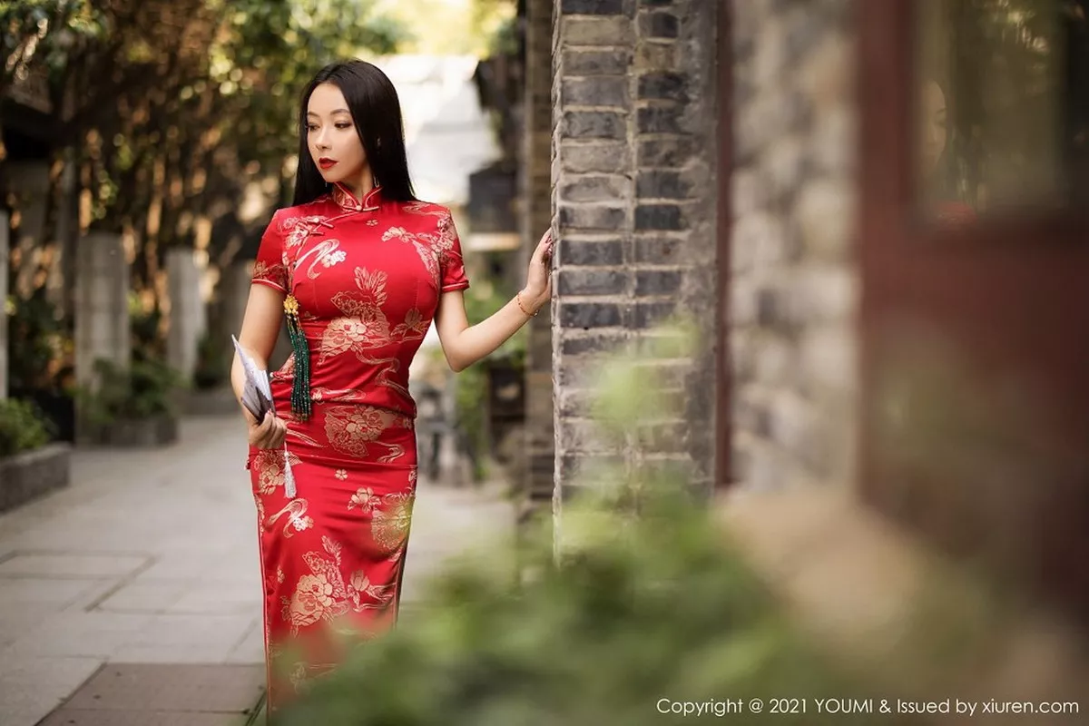 秀人集.com_[YouMi尤蜜荟]Vol.598_嫩模果儿Victoria杭州旅拍鲜艳古典旗袍半脱露豪乳诱惑写真45P