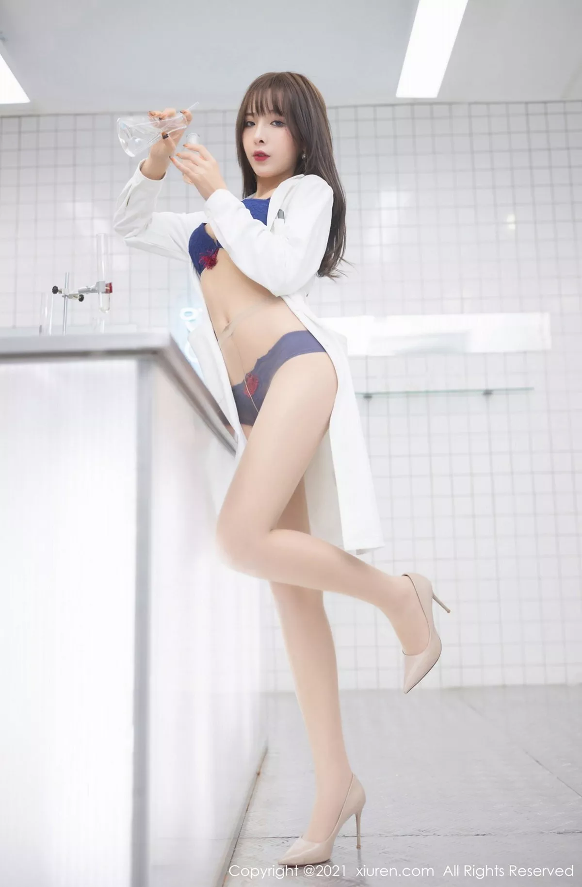 秀人集.com_[XiuRen秀人网]No.3079_嫩模陈小喵三亚旅拍实验室试药主题白大褂下开档肉丝裤袜诱惑写真71P