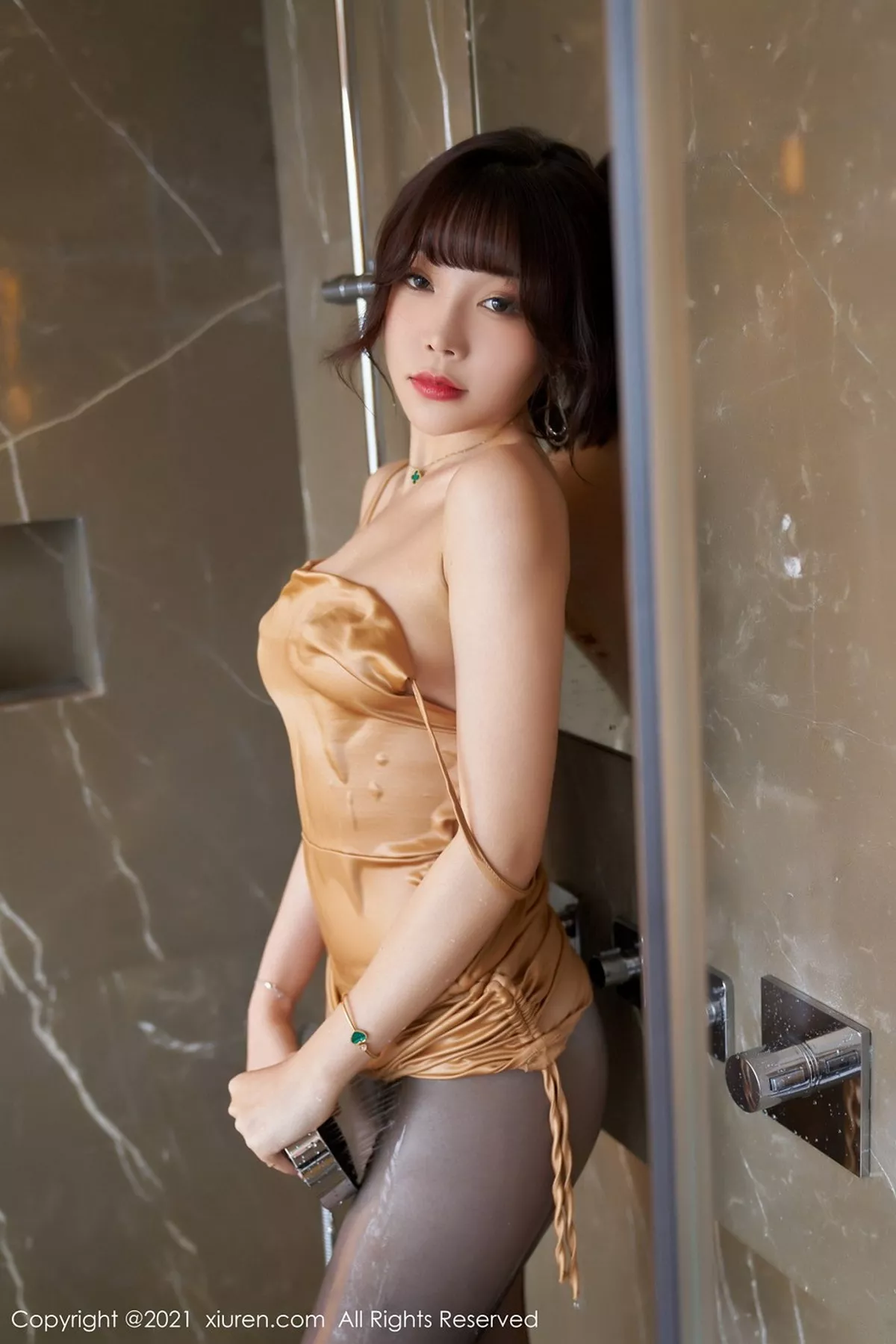 秀人集.com_[XiuRen秀人网]No.3089_女神芝芝Booty私房浴室香槟色吊裙配无内黑丝裤袜秀翘臀诱惑写真83P