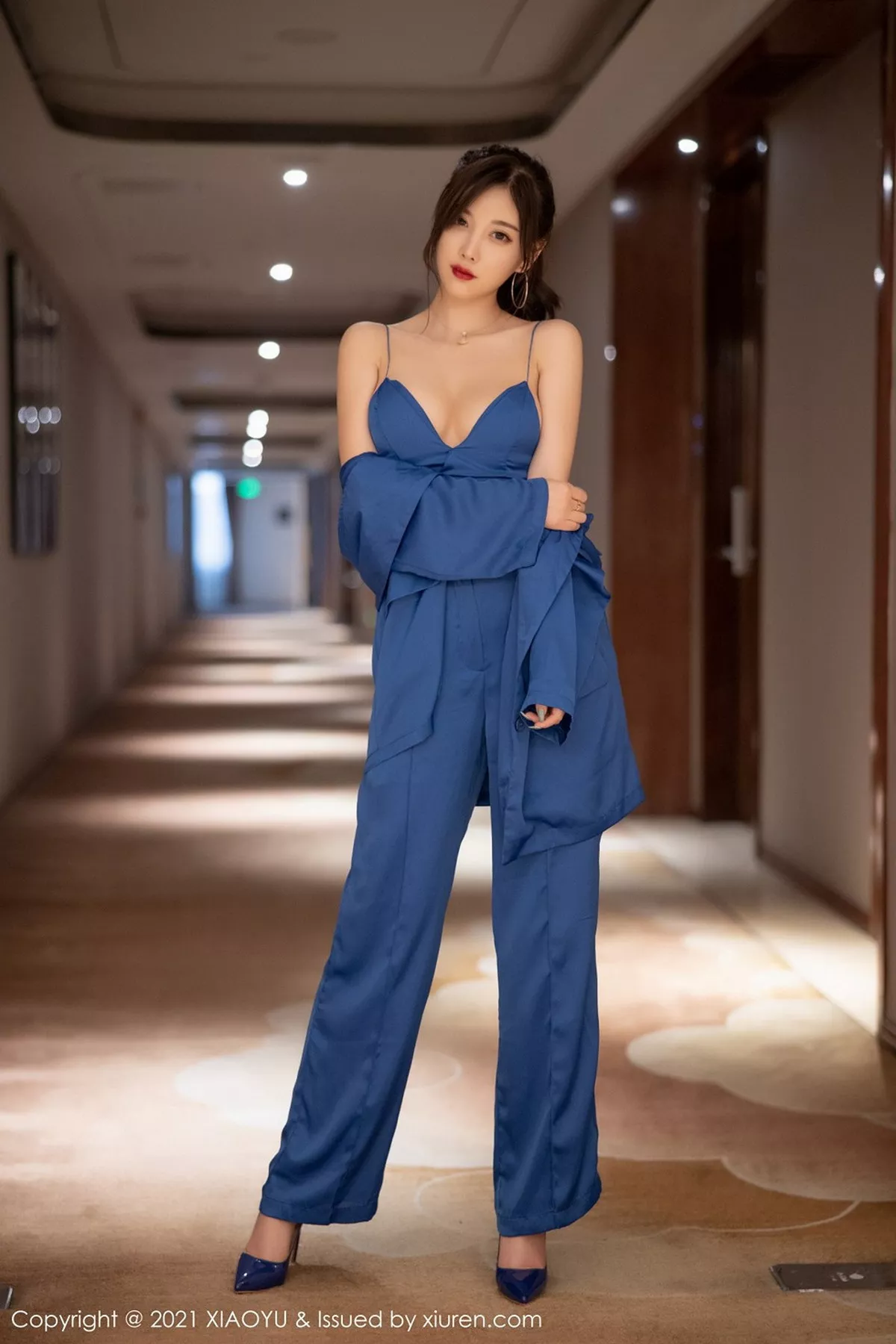 秀人集.com_[XiaoYu画语界]Vol.467_女神杨晨晨sugar私房旅拍蓝色西装下丝质吊带配蕾丝内裤诱惑写真98P