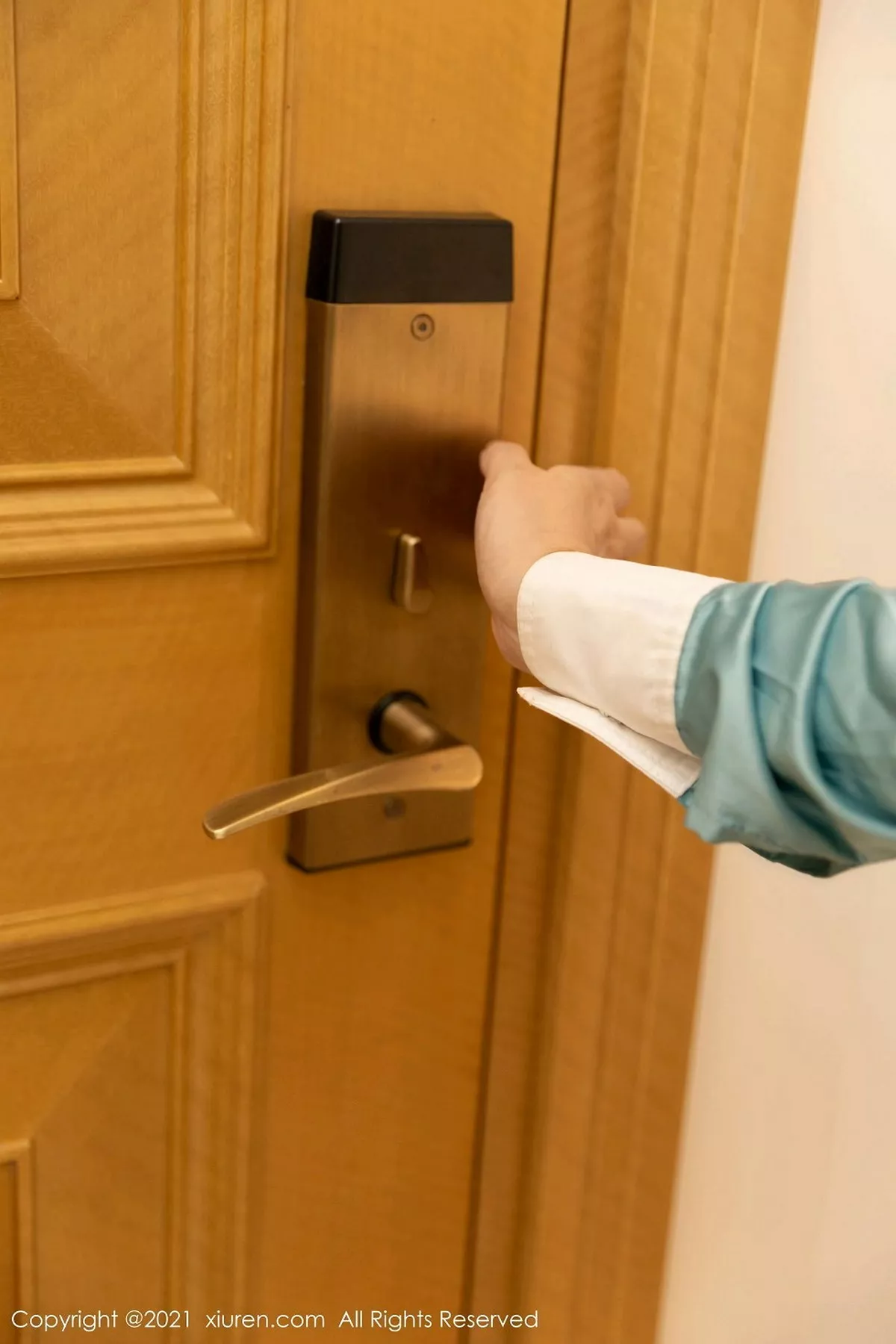 秀人集.com_[XiuRen秀人网]No.3014_嫩模允爾厦门旅拍空姐剧情主题私房脱衣露火辣身材诱惑写真84P