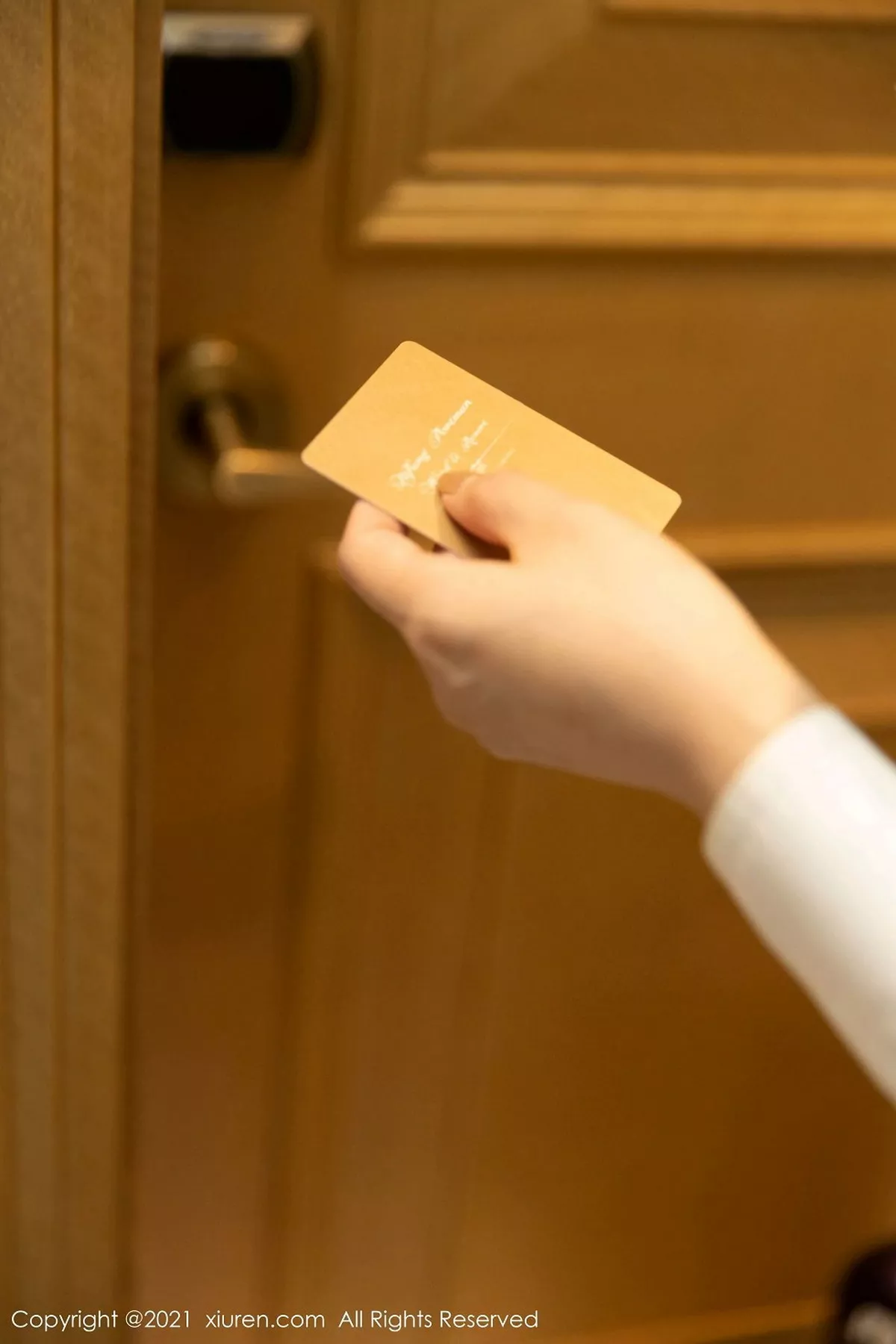 秀人集.com_[XiuRen秀人网]No.3014_嫩模允爾厦门旅拍空姐剧情主题私房脱衣露火辣身材诱惑写真84P