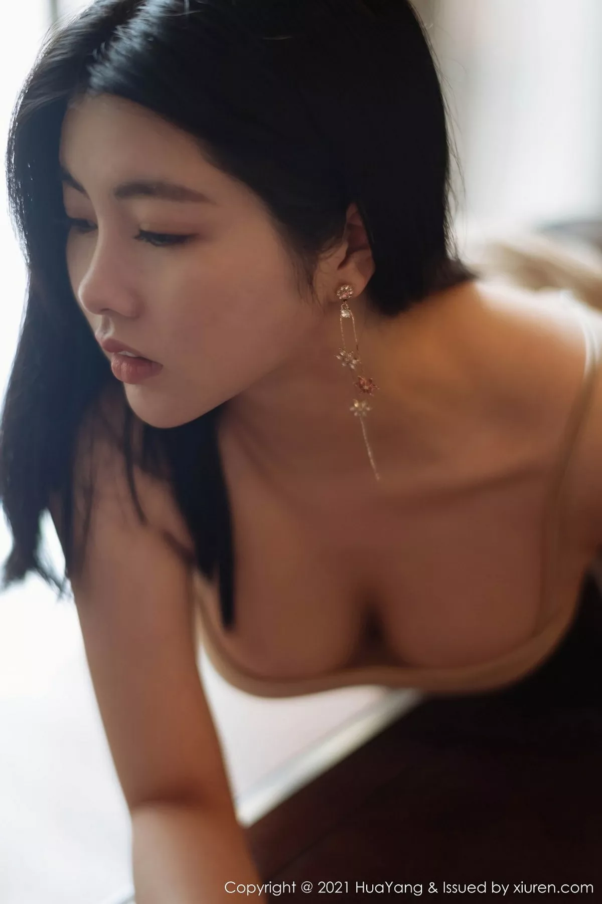 秀人集.com_[HuaYang花漾]Vol.354_女神娜露西双版纳旅拍低胸吊裙配黑丝裤袜秀豪乳翘臀诱惑写真53P