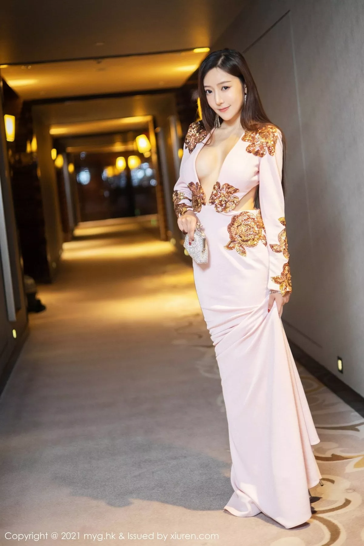 秀人集.com_[MyGirl美媛馆]Vol.482_女神王馨瑶yanni古韵旗袍+粉色华丽礼裙秀完美身材诱惑写真63P