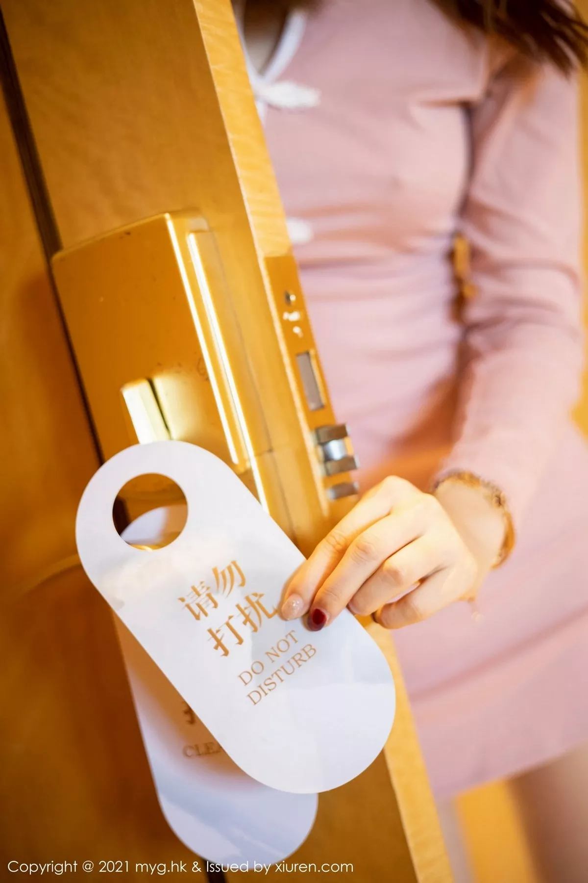 秀人集.com_[MyGirl美媛馆]Vol.483_女神绮里嘉ula粉色古典旗袍真空激凸超薄肉丝秀翘臀诱惑写真64P