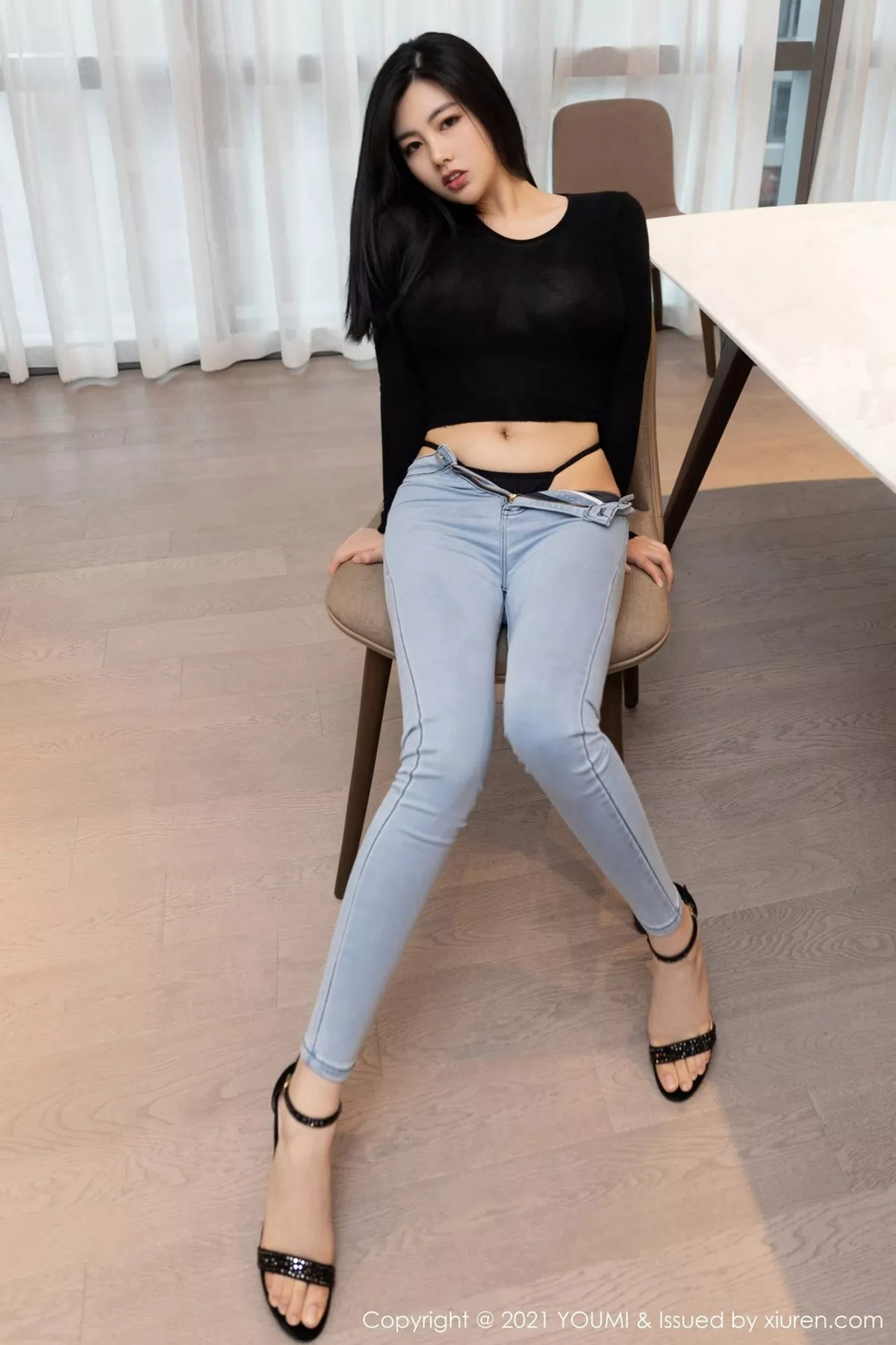 秀人集.com_[YouMi尤蜜荟]Vol.591_女神娜露Selena轻透黑色服饰配牛仔裤半脱露翘臀诱惑写真50P