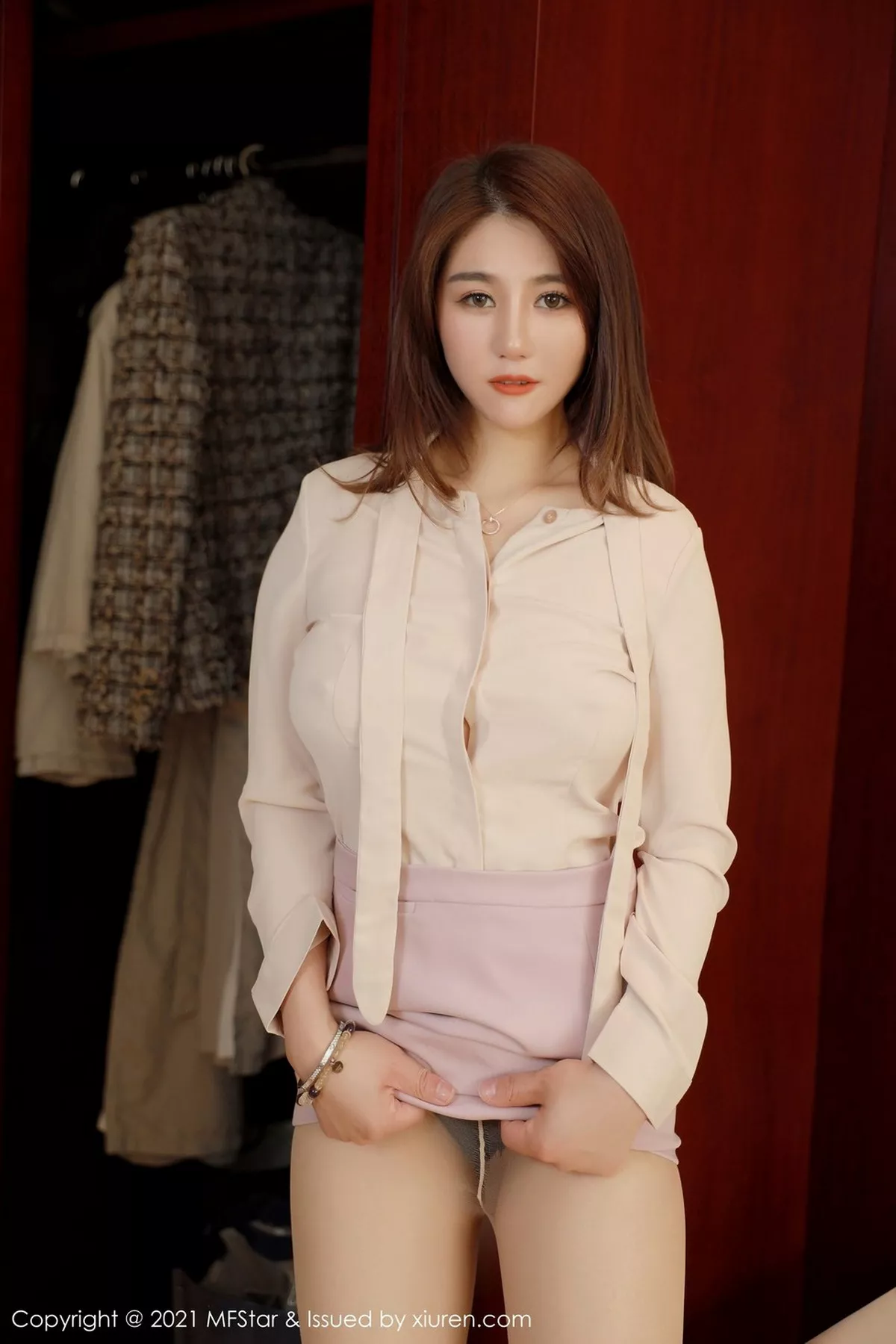 秀人集.com_[MFStar模范学院]Vol.444_嫩模Fairy如歌脱粉色西装露性感衬衣肉丝裤袜完美诱惑写真39P