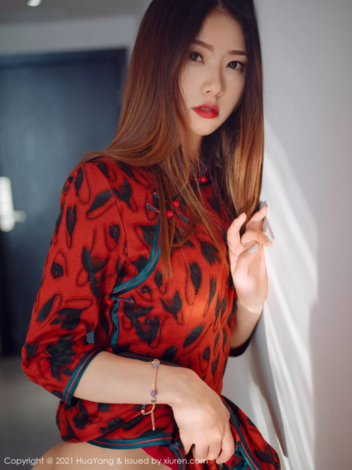 秀人集.com_[HuaYang花漾]Vol.369_嫩模方子萱色彩鲜丽服饰配蕾丝袜半脱秀完美曲线迷人诱惑写真50P