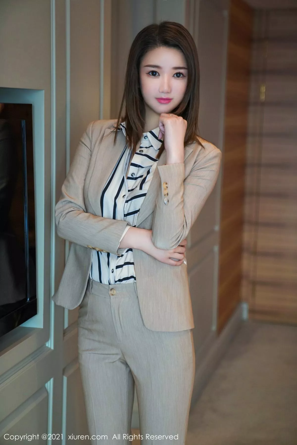 秀人集.com_[XiuRen秀人网]No.3150_嫩模文芮jeninfer典雅职场OL主题半脱露开档黑丝裤袜秀翘臀诱惑写真58P