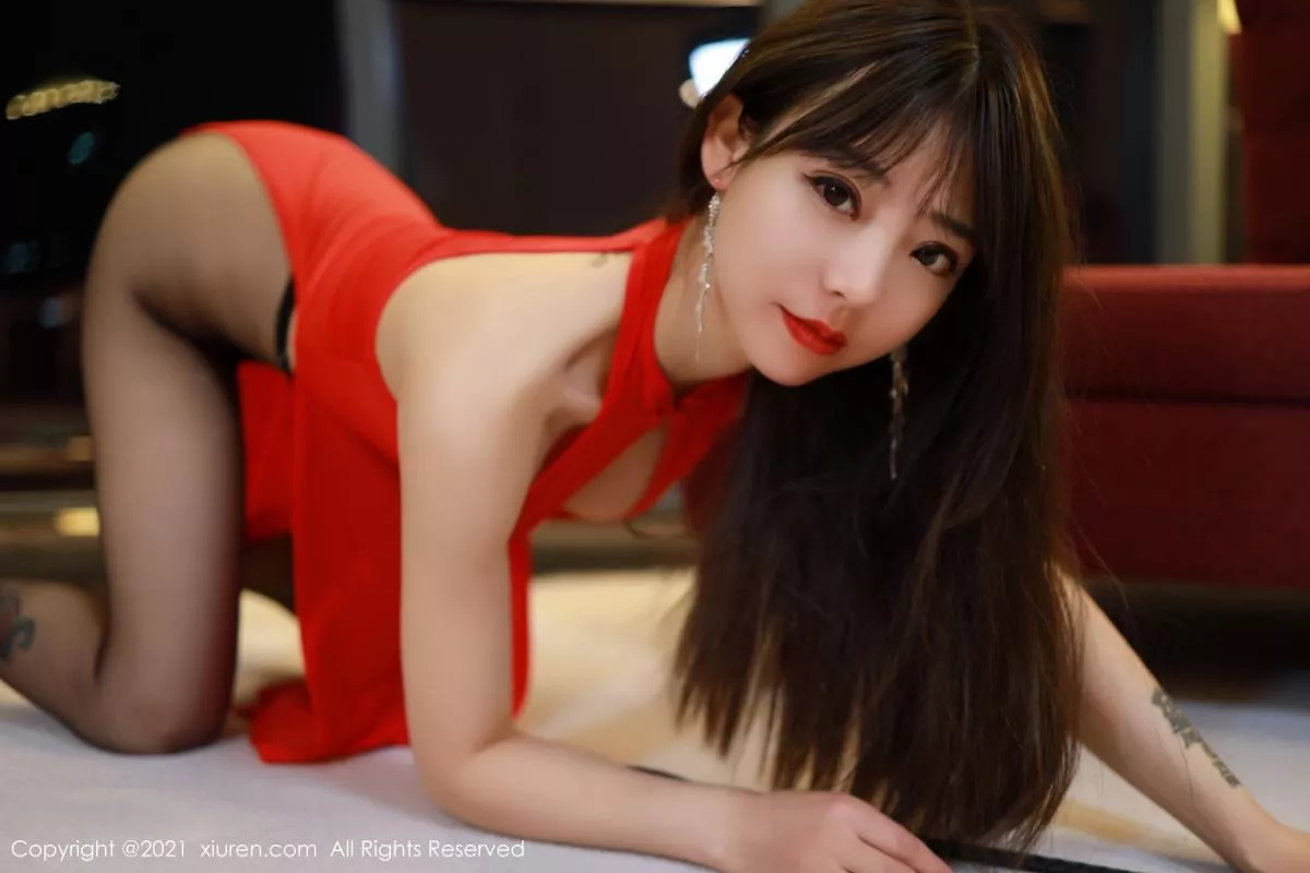 秀人集.com_[XiuRen秀人网]No.3159_嫩模佘贝拉广州旅拍鲜红高开连衣裙配黑丝裤袜秀翘臀诱惑写真54P