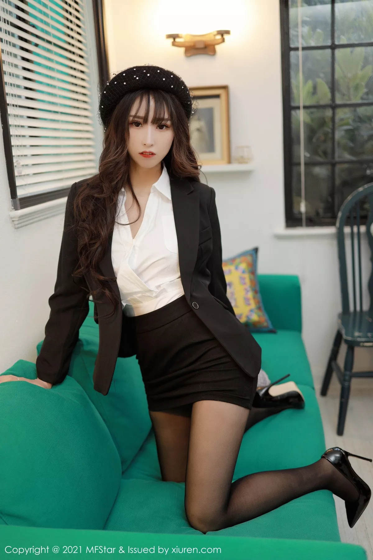 秀人集.com_[MFStar模范学院]Vol.463_嫩模小波多JK制服主题黑短裙下无内黑丝裤袜秀翘臀诱惑写真37P