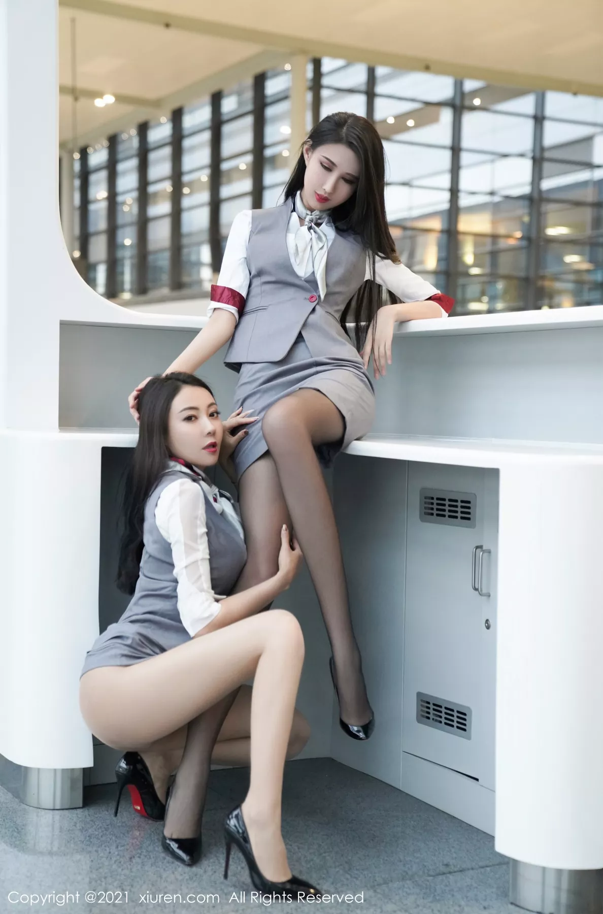 秀人集.com_[XiuRen秀人网]No.3173_模特果儿Victoria＆葛征私房空姐制服主题性感姐妹花撩人诱惑写真48P