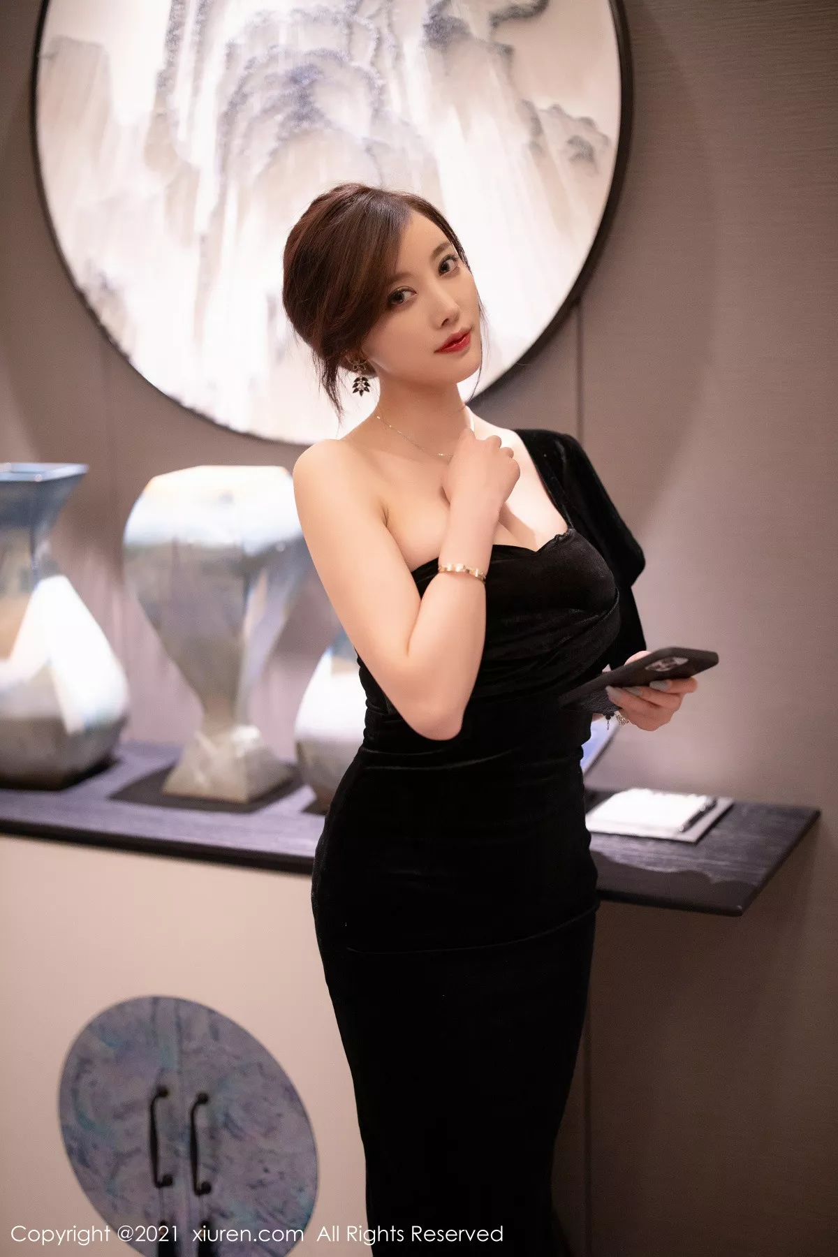 秀人集.com_[XiuRen秀人网]No.3184_女神杨晨晨sugar高贵典雅黑色礼裙配黑丝裤袜秀完美身材诱惑写真70P