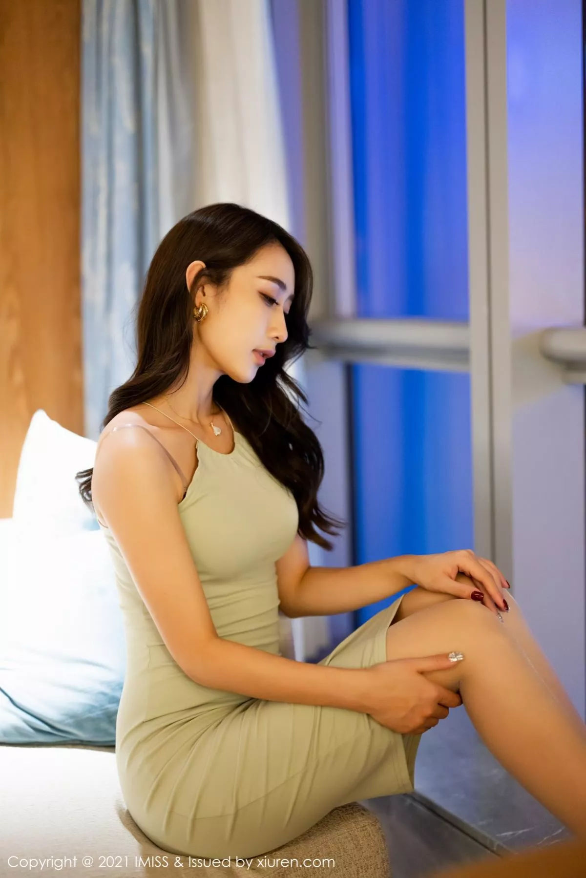 秀人集.com_[IMISS爱蜜社]Vol.561_嫩模萌白酱华丽典雅吊裙半撩露破烂肉丝裤袜秀翘臀诱惑写真65P