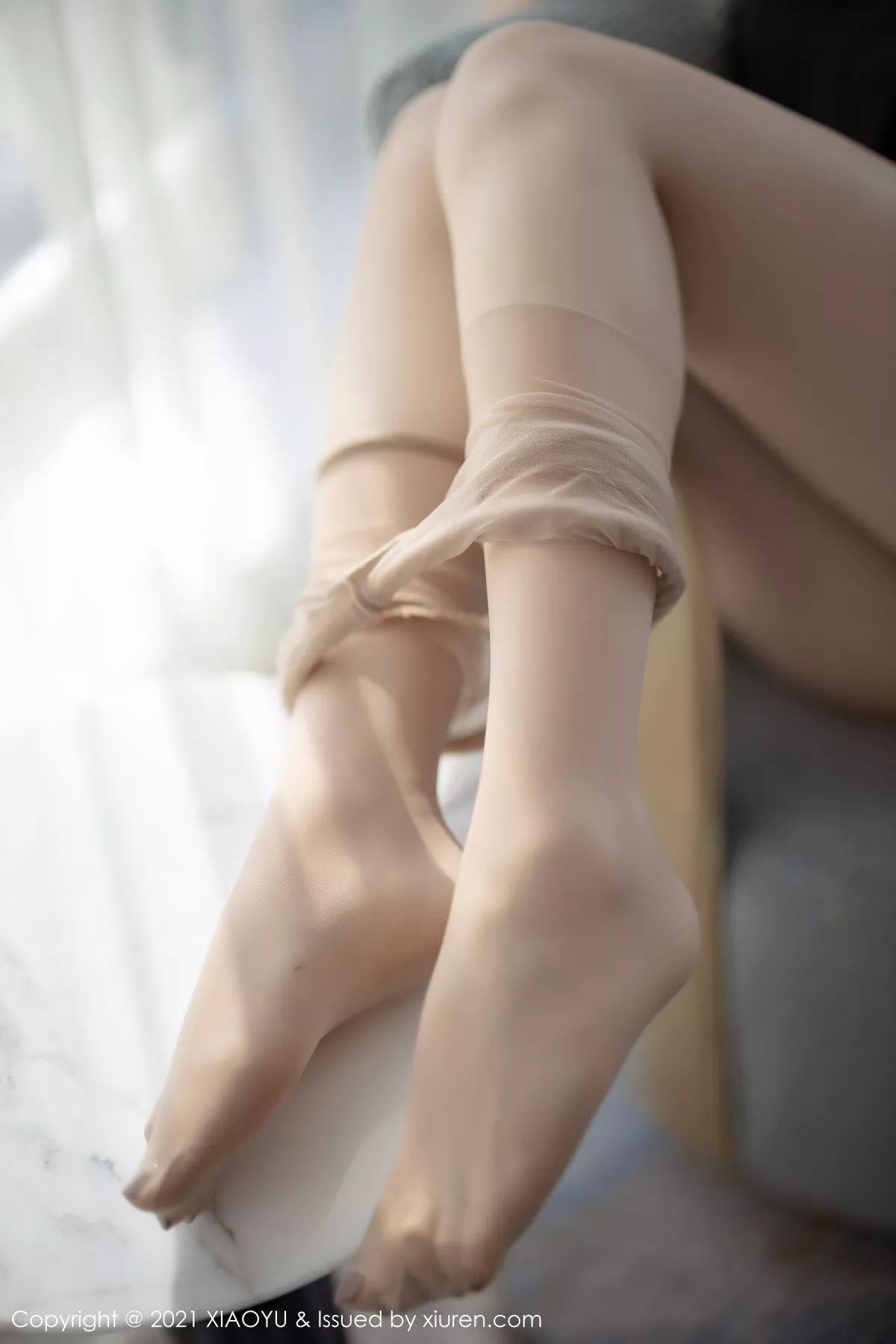 秀人集.com_[XiaoYu画语界]Vol.485_女神芝芝Booty时尚动人街拍脱皮裙露开档肉丝裤袜诱惑写真90P