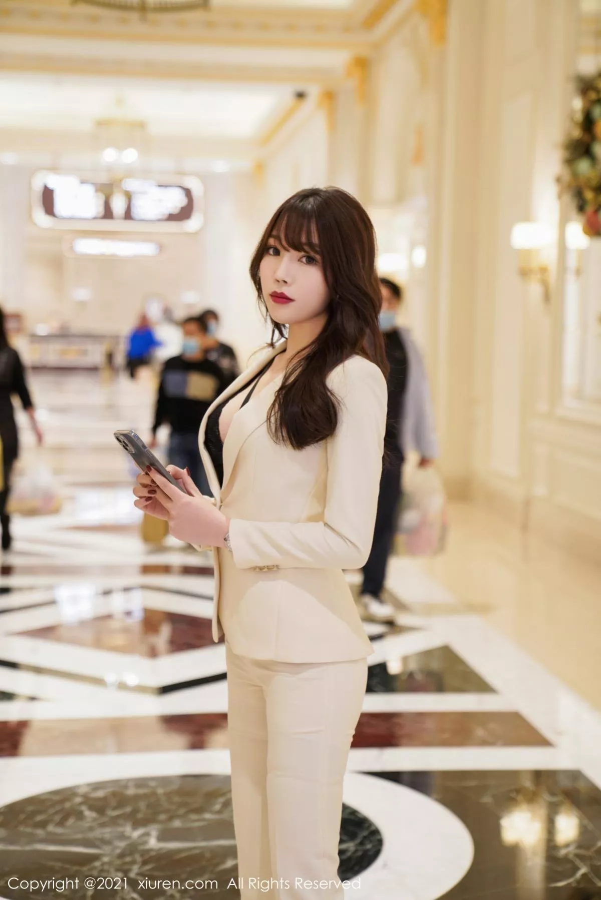 秀人集.com_[XiuRen秀人网]No.3195_女神芝芝Booty澳门旅拍私房脱制服露缕空蕾丝内衣诱惑写真78P