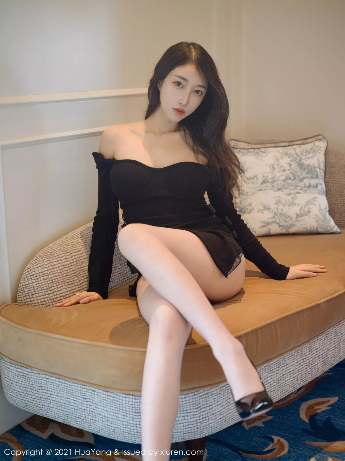 秀人集.com_[HuaYang花漾]Vol.374_丽质美人玥儿玥er厦门旅拍私房典雅黑色礼裙配肉丝裤袜诱惑写真51P