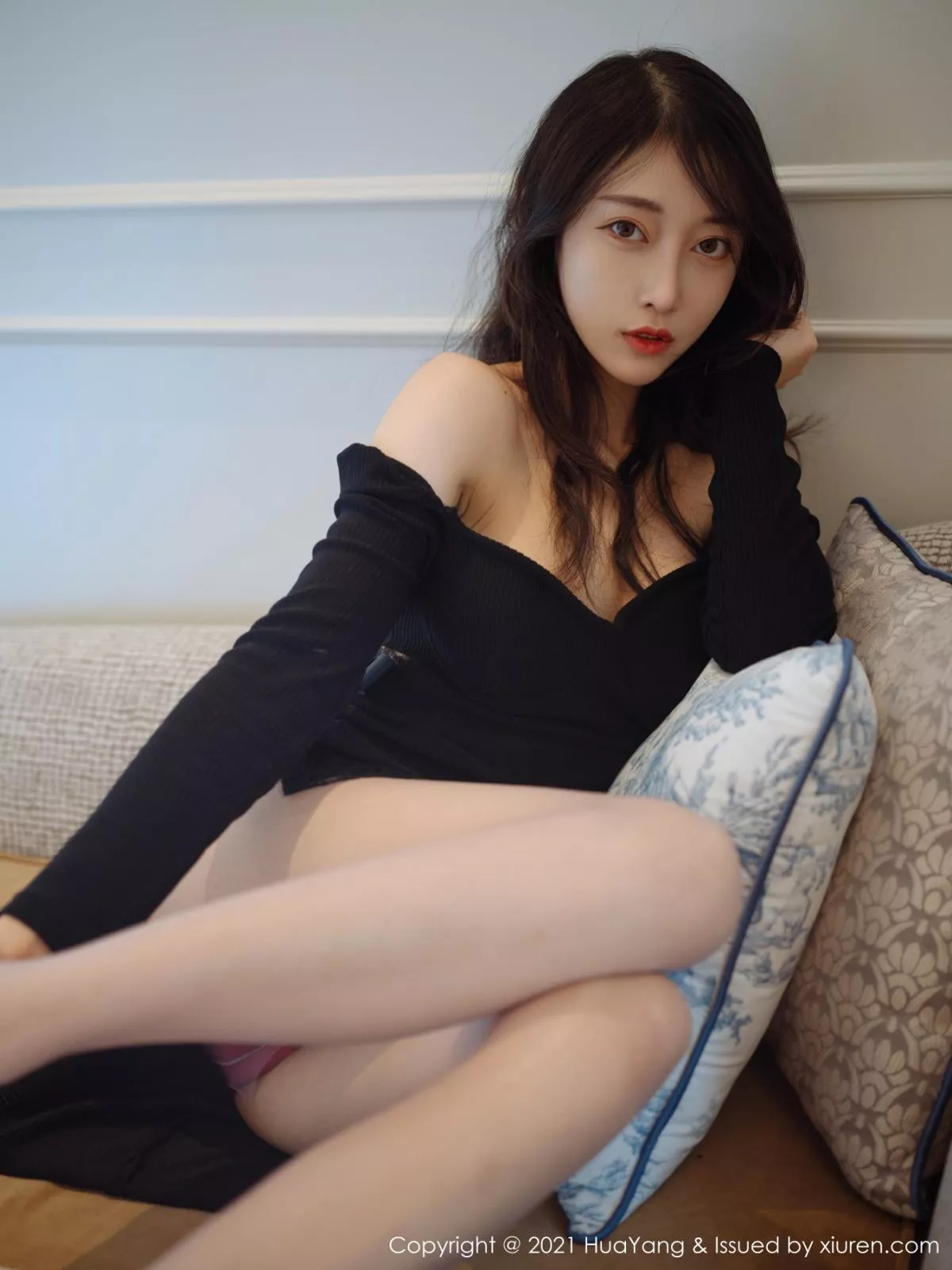 秀人集.com_[HuaYang花漾]Vol.374_丽质美人玥儿玥er厦门旅拍私房典雅黑色礼裙配肉丝裤袜诱惑写真51P