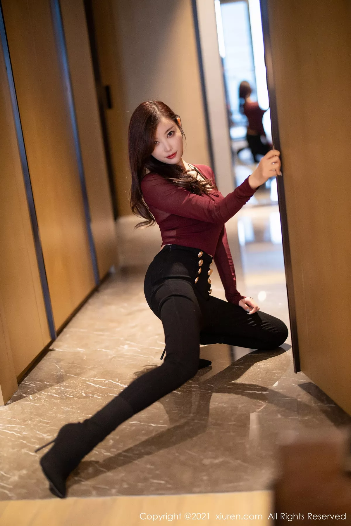 秀人集.com_[XiuRen秀人网]No.3208_女神杨晨晨sugar都市OL风半脱露性感黑色内衣秀完美曲线诱惑写真50P