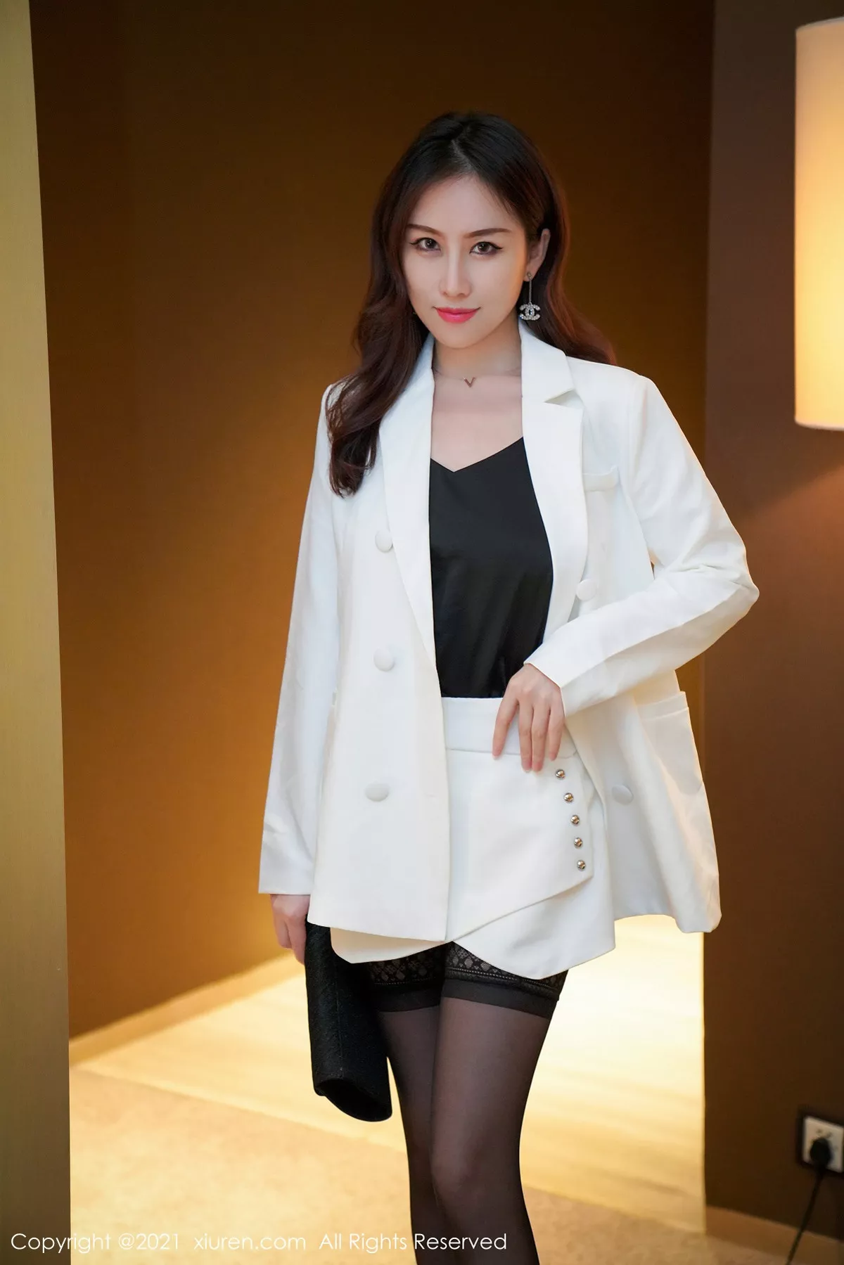 秀人集.com_[XiuRen秀人网]No.3212_嫩模月音瞳私房黑色吊带内衣配蕾丝吊袜半撩露豪乳诱惑写真60P