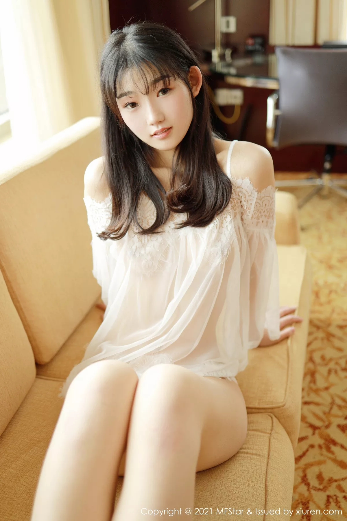 秀人集.com_[MFStar模范学院]Vol.470_嫩模母崽崽私房沙发上白色轻薄通透服饰秀白嫩翘臀诱惑写真38P