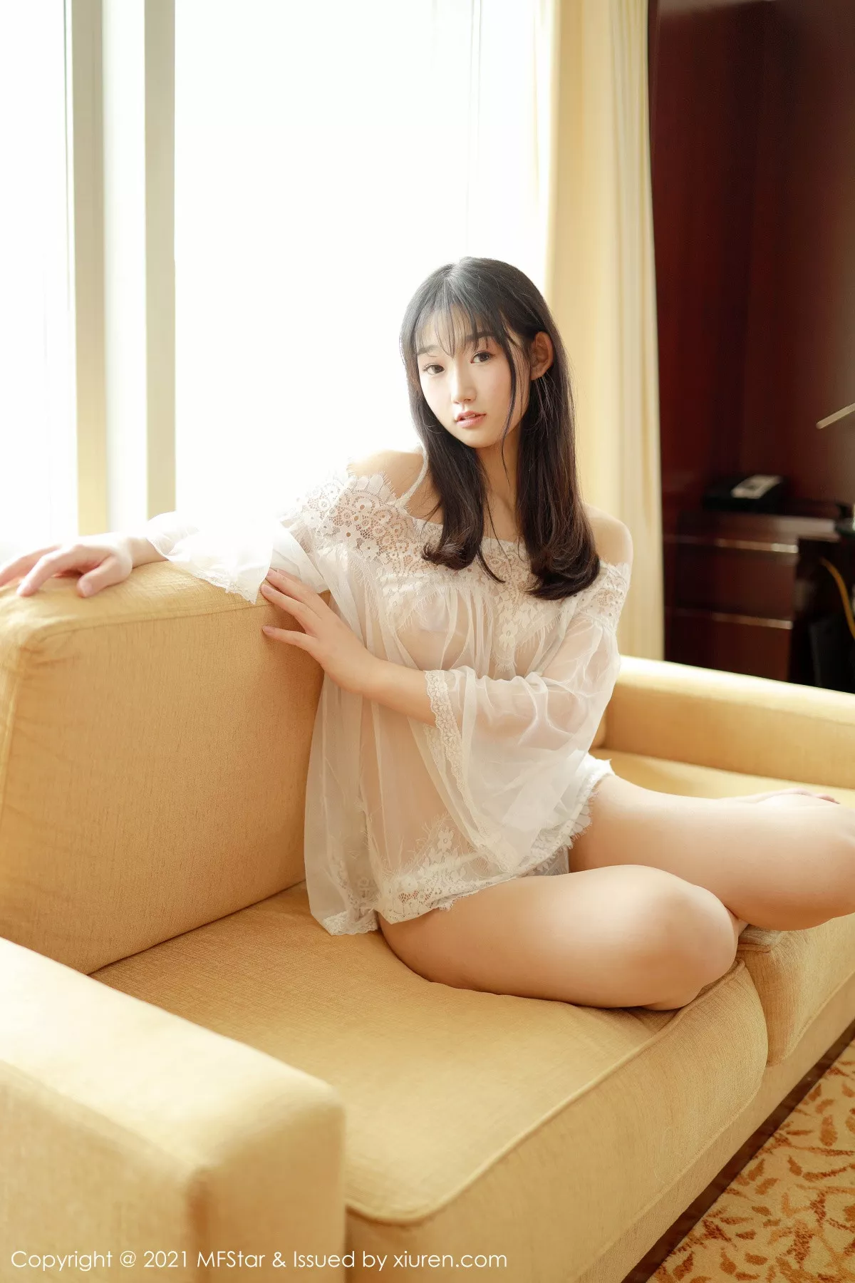 秀人集.com_[MFStar模范学院]Vol.470_嫩模母崽崽私房沙发上白色轻薄通透服饰秀白嫩翘臀诱惑写真38P