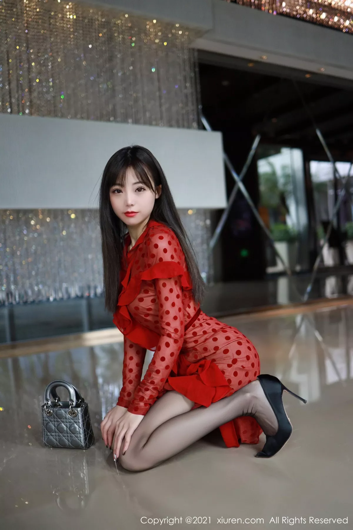 秀人集.com_[XiuRen秀人网]No.3217_嫩模佘贝拉bella广州旅拍私房红色连衣裙露红色内衣撩人诱惑写真43P