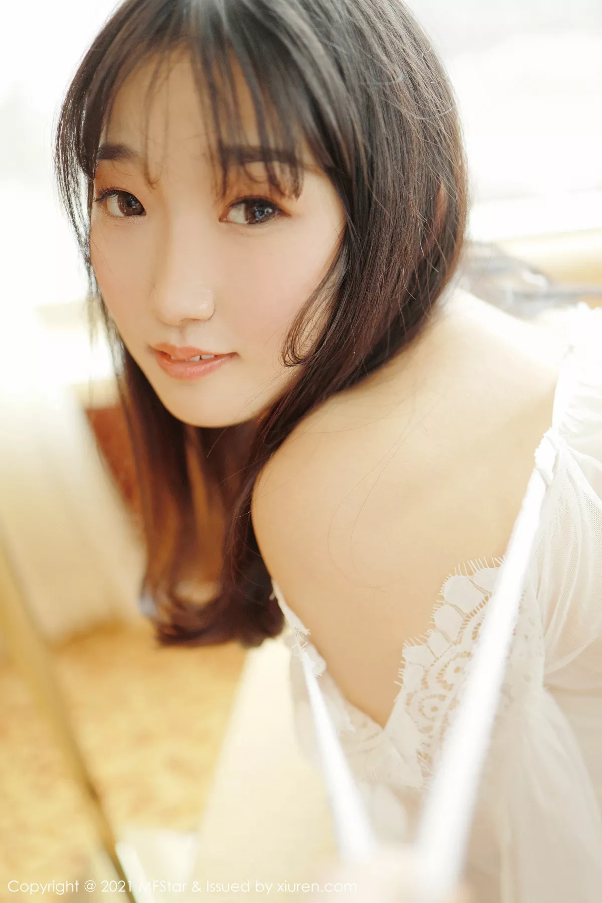 秀人集.com_[MFStar模范学院]Vol.470_嫩模母崽崽私房沙发上白色轻薄通透服饰秀白嫩翘臀诱惑写真38P