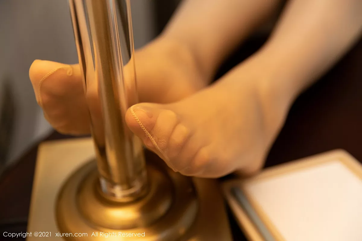 秀人集.com_[XiuRen秀人网]No.3220_女神王雨纯厦门旅拍下午茶主题后续半脱露开档肉丝裤袜诱惑写真53P