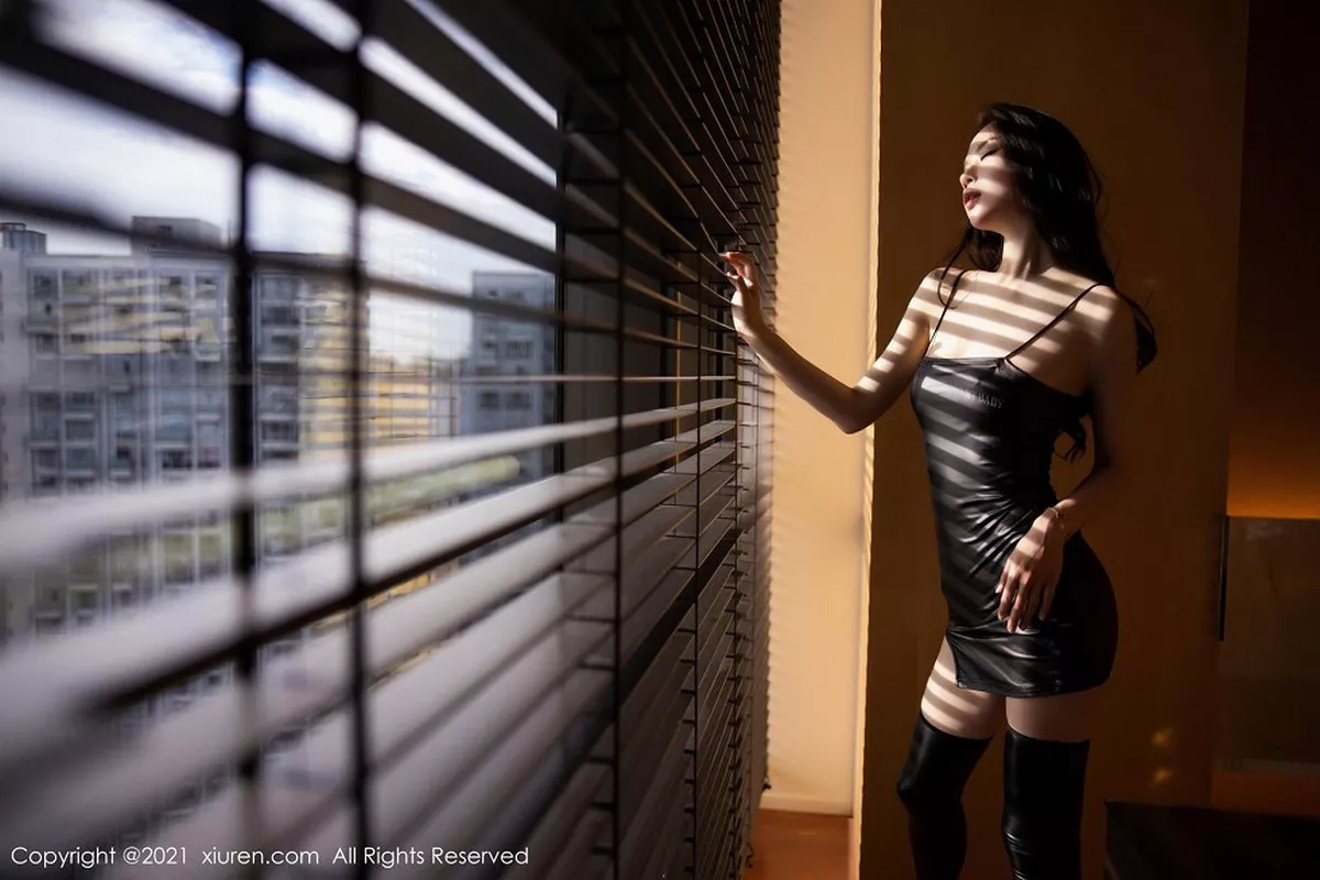 秀人集.com_[XiuRen秀人网]No.3104_嫩模梦心月心愿旅拍百叶窗下脱皮质吊裙秀性感美背迷人诱惑写真56P