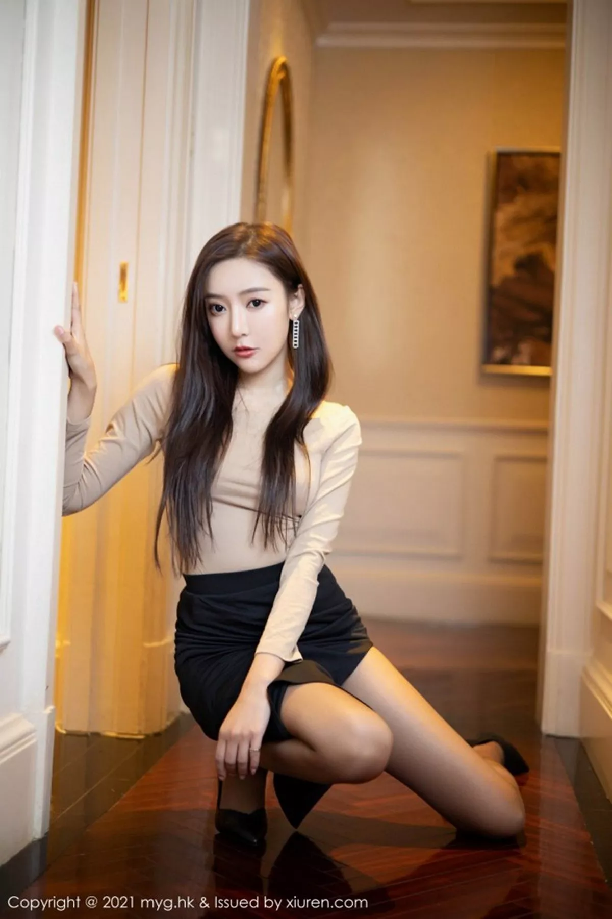 秀人集.com_[MyGirl美媛馆]Vol.490_女神王馨瑶yanni淡雅都市OL主题黑裙下超薄黑丝裤袜诱惑写真100P