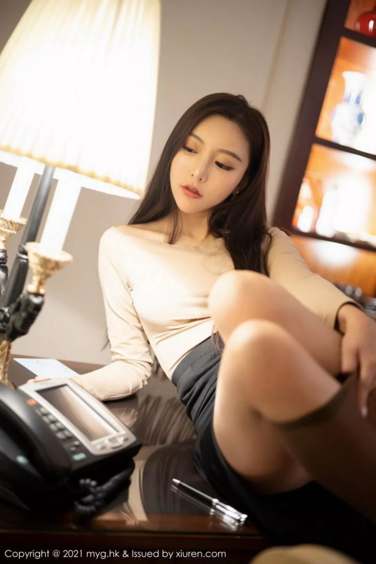 秀人集.com_[MyGirl美媛馆]Vol.490_女神王馨瑶yanni淡雅都市OL主题黑裙下超薄黑丝裤袜诱惑写真100P