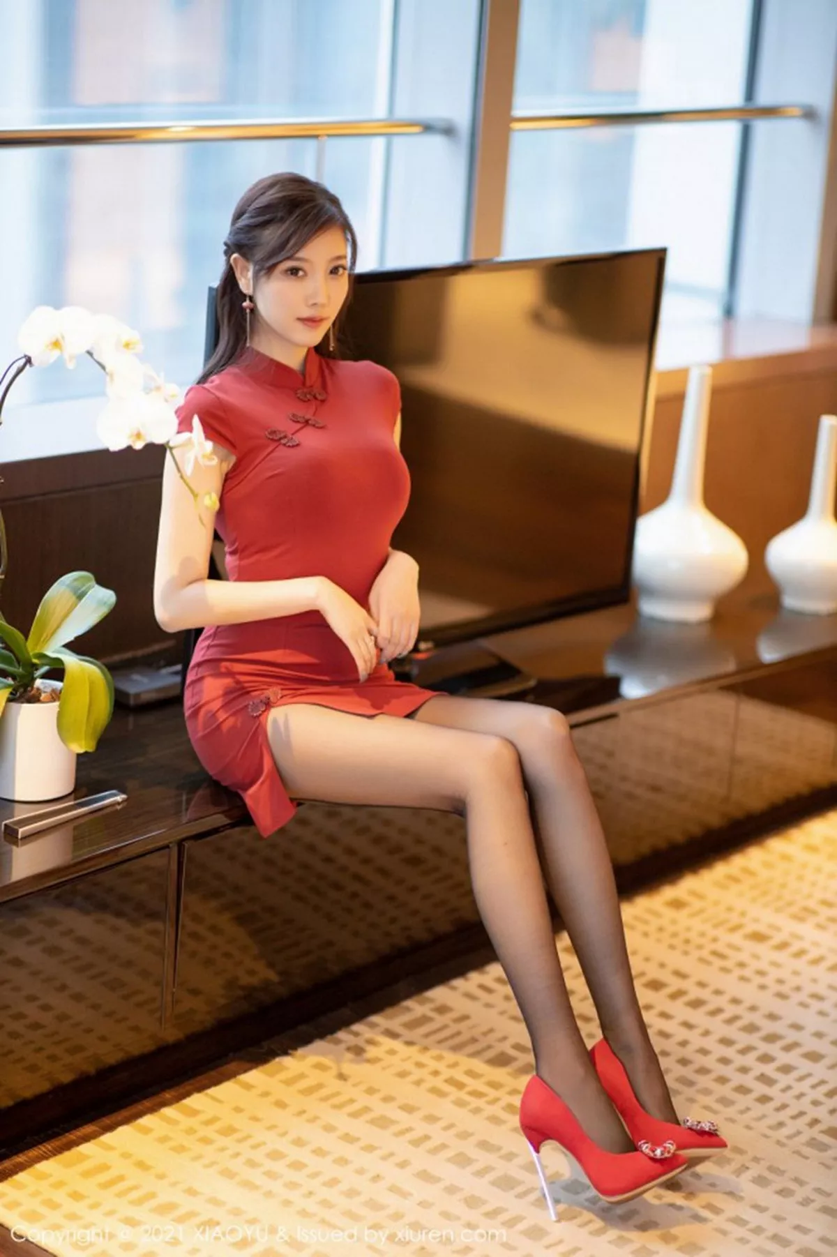 秀人集.com_[XiaoYu画语界]Vol.472_女神杨晨晨sugar成都旅拍红色古韵旗袍配黑丝裤袜诱惑写真60P