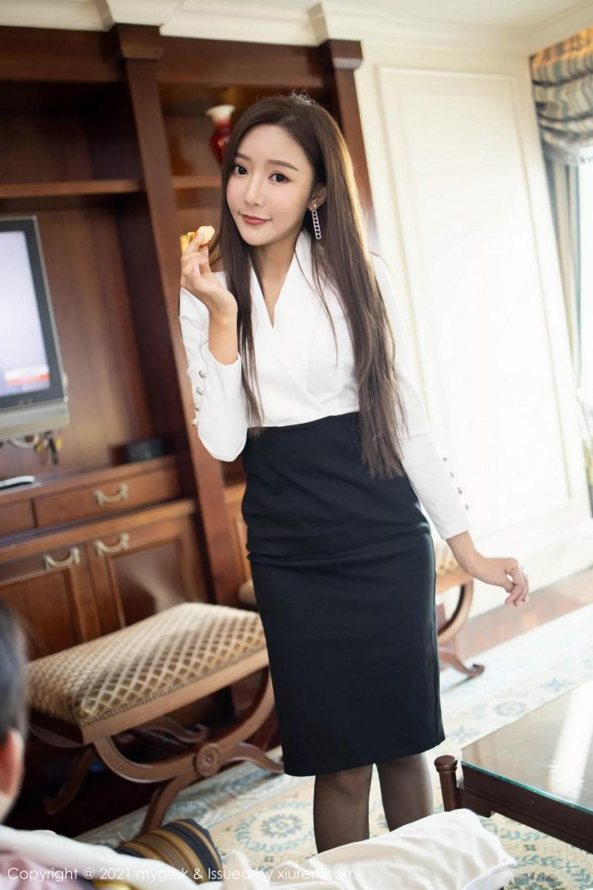 秀人集.com_[MyGirl美媛馆]Vol.492_女神王馨瑶yanni上司过生日主题黑裙下黑丝裤袜秀美腿诱惑写真88P