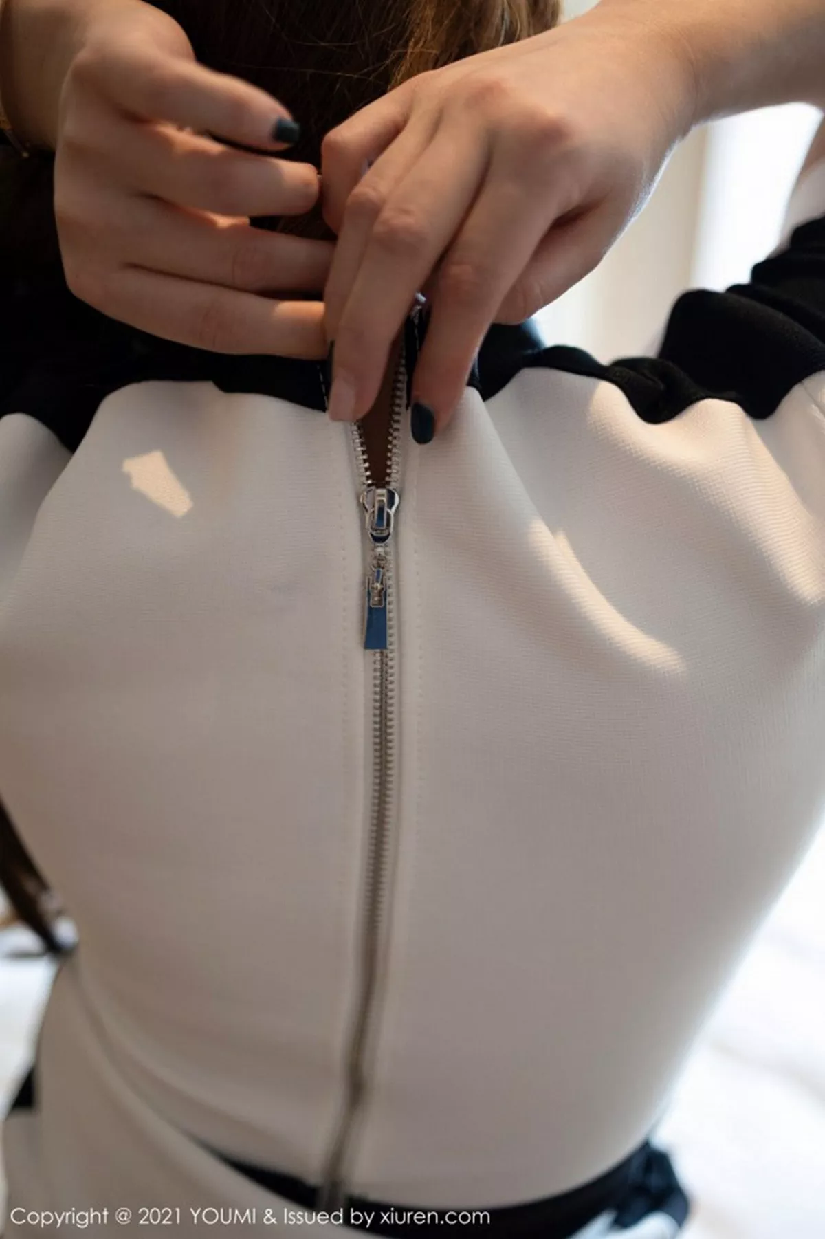 秀人集.com_[YouMi尤蜜荟]Vol.605_女神尤妮丝Egg厦门旅拍公关经理剧情主题半脱露豪乳翘臀诱惑写真112P