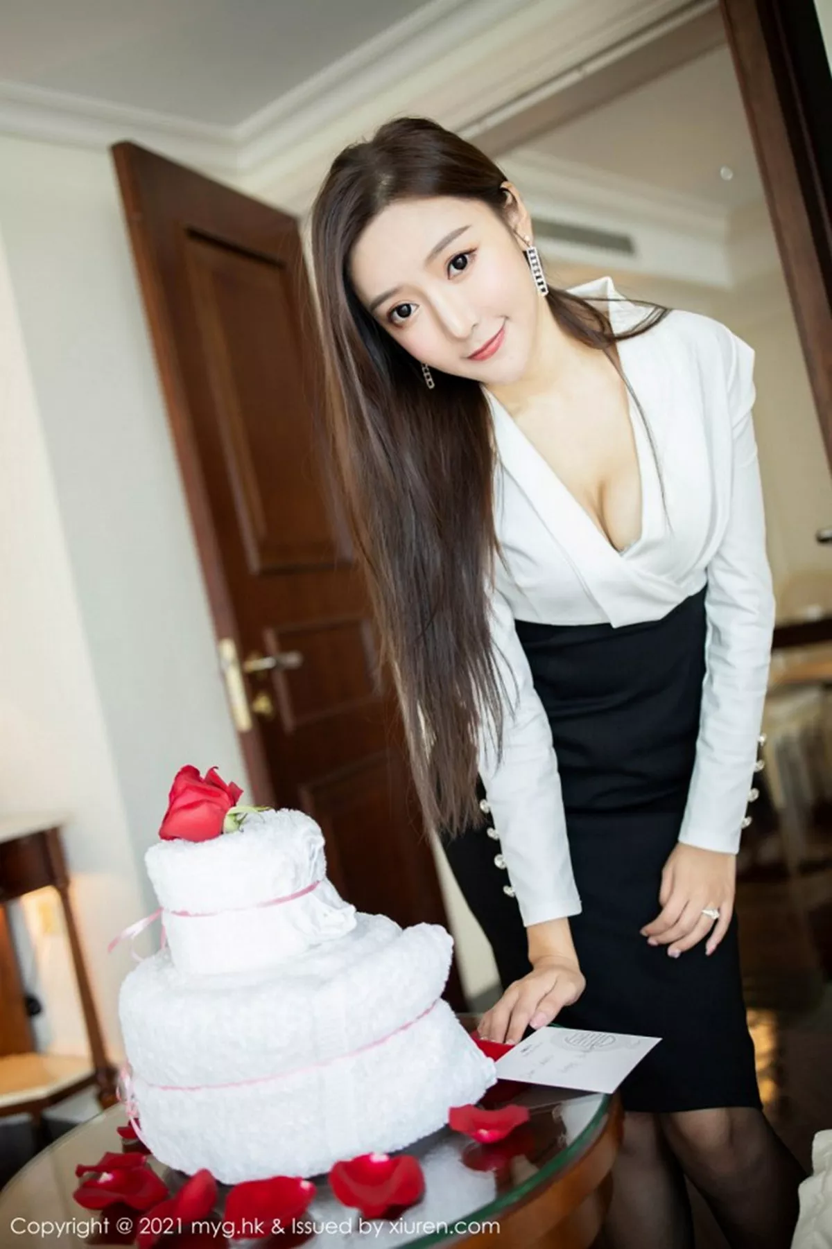 秀人集.com_[MyGirl美媛馆]Vol.492_女神王馨瑶yanni上司过生日主题黑裙下黑丝裤袜秀美腿诱惑写真88P