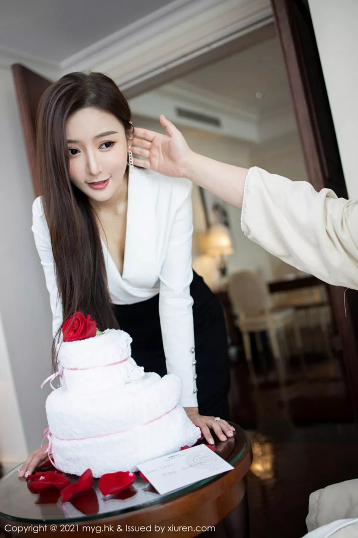 秀人集.com_[MyGirl美媛馆]Vol.492_女神王馨瑶yanni上司过生日主题黑裙下黑丝裤袜秀美腿诱惑写真88P