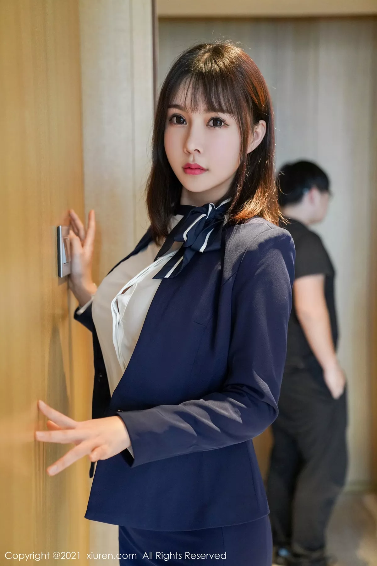 秀人集.com_[XiuRen秀人网]No.3221_嫩模晓鱼酱酒店前台剧情主题私房半脱露傲人豪乳撩人诱惑写真102P