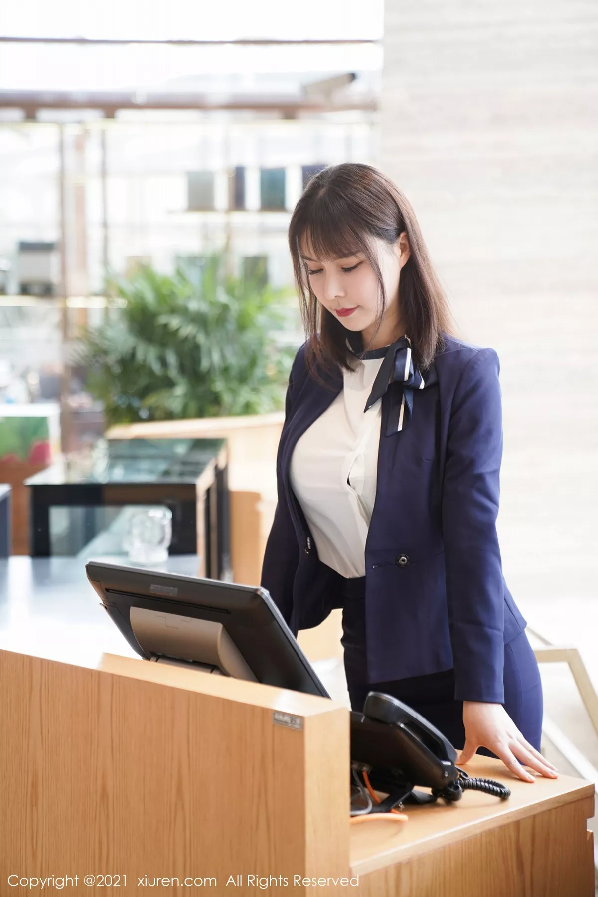 秀人集.com_[XiuRen秀人网]No.3221_嫩模晓鱼酱酒店前台剧情主题私房半脱露傲人豪乳撩人诱惑写真102P