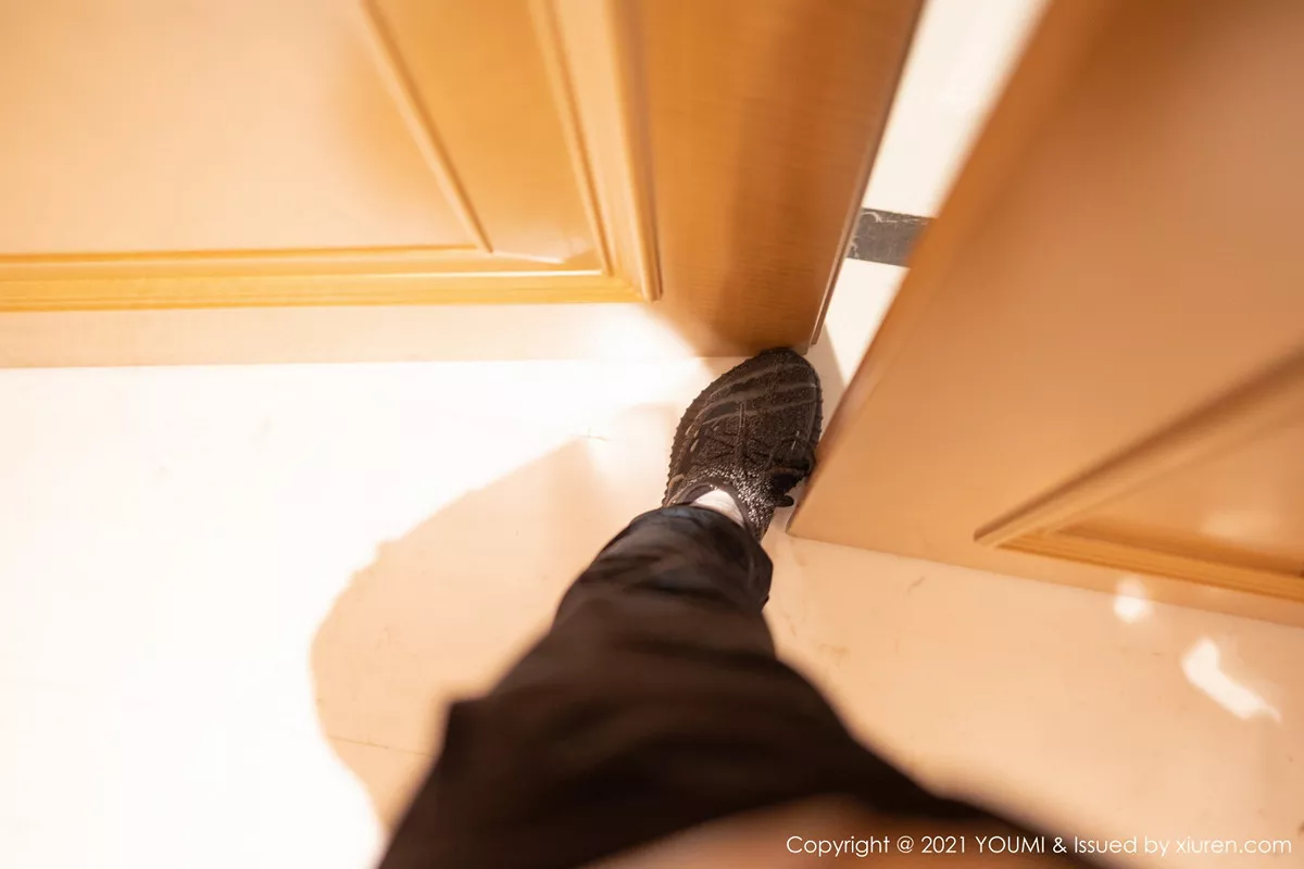 秀人集.com_[YouMi尤蜜荟]Vol.619_女神朱可儿Flower厦门旅拍沙发上脱开档黑丝露火辣身材诱惑写真52P