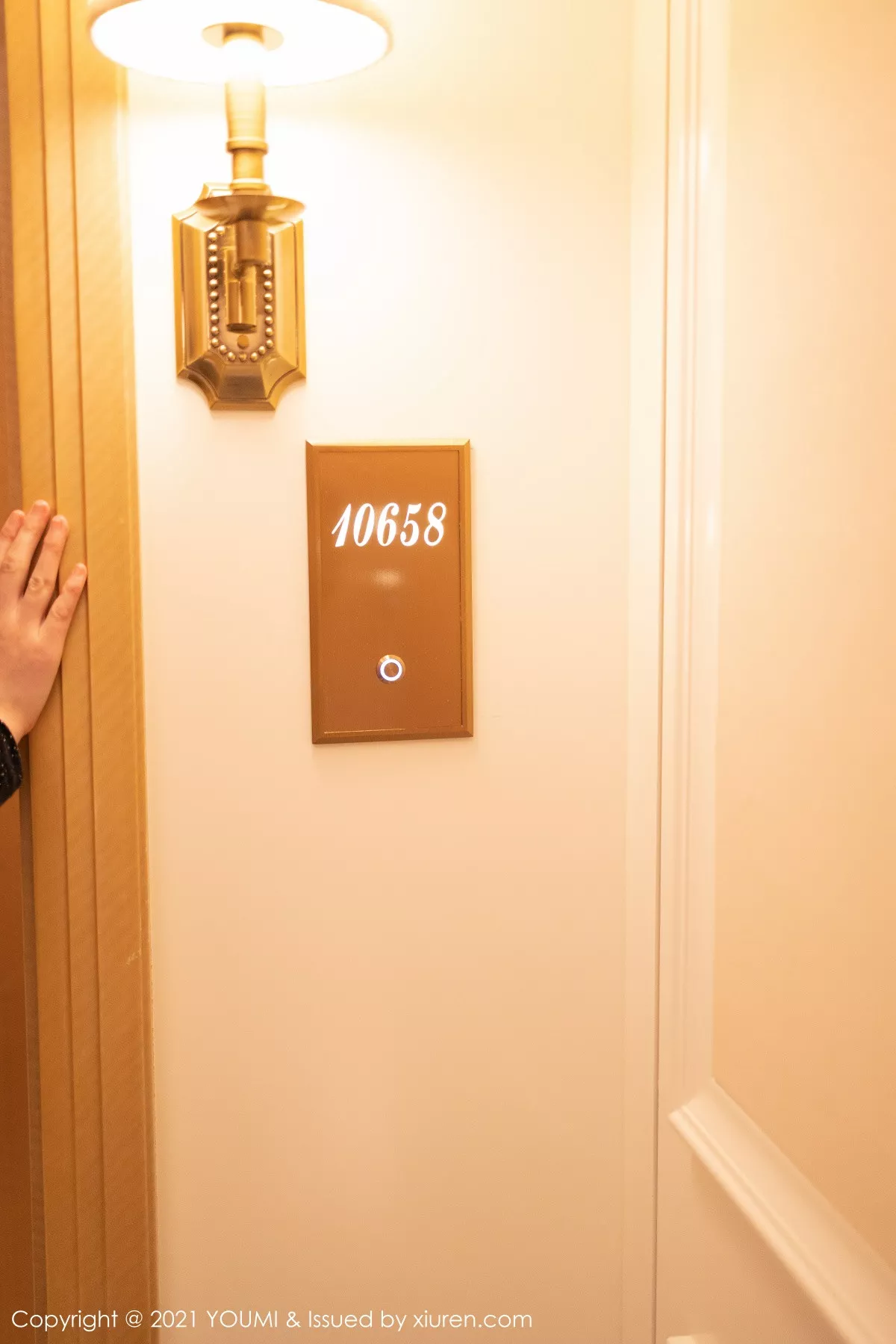 秀人集.com_[YouMi尤蜜荟]Vol.619_女神朱可儿Flower厦门旅拍沙发上脱开档黑丝露火辣身材诱惑写真52P