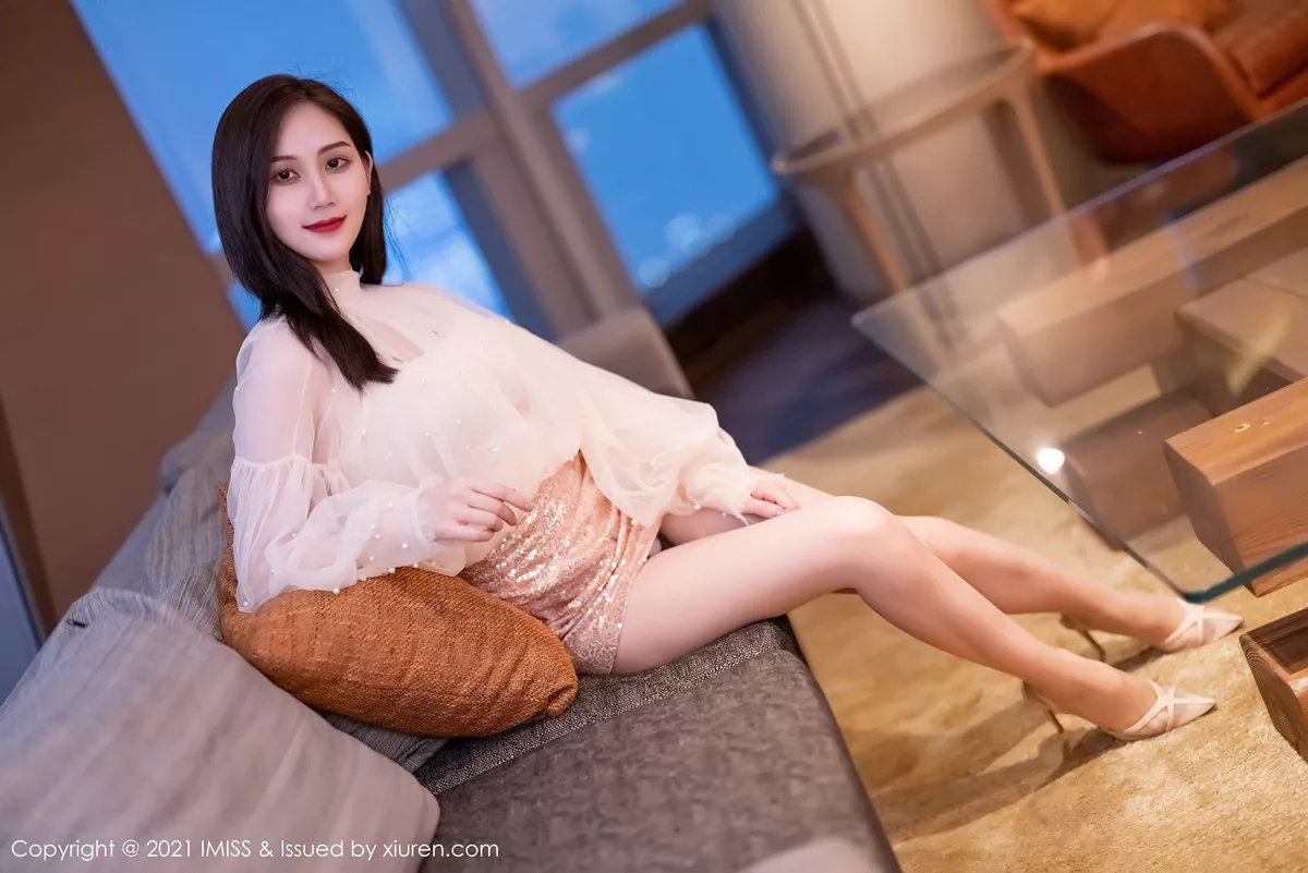 秀人集.com_[IMISS爱蜜社]Vol.567_气质女神SISY思私房床上半脱露性感内衣秀完美身材诱惑写真52P