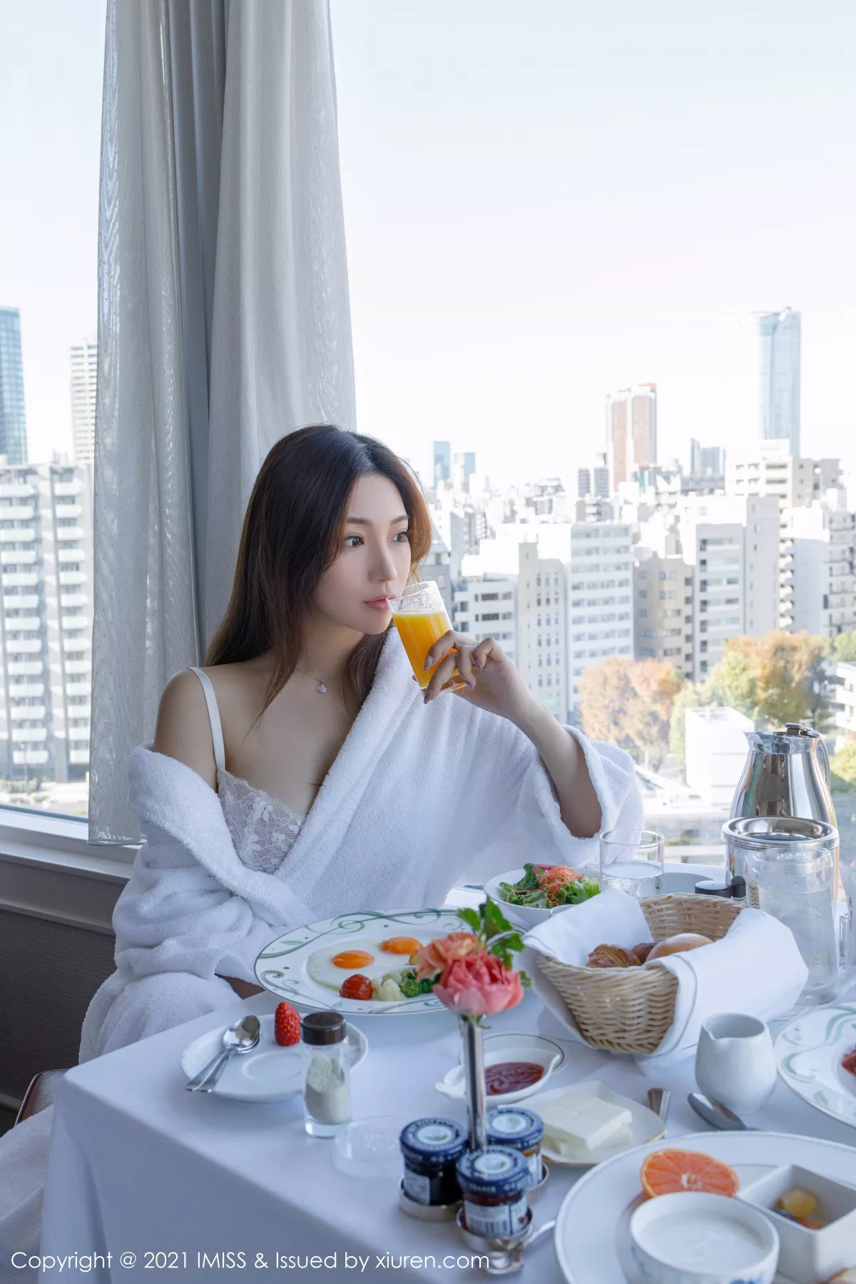 秀人集.com_[IMISS爱蜜社]Vol.568_女神小狐狸Kathryn私房床上白色内衣配肉丝裤袜秀翘臀诱惑写真48P