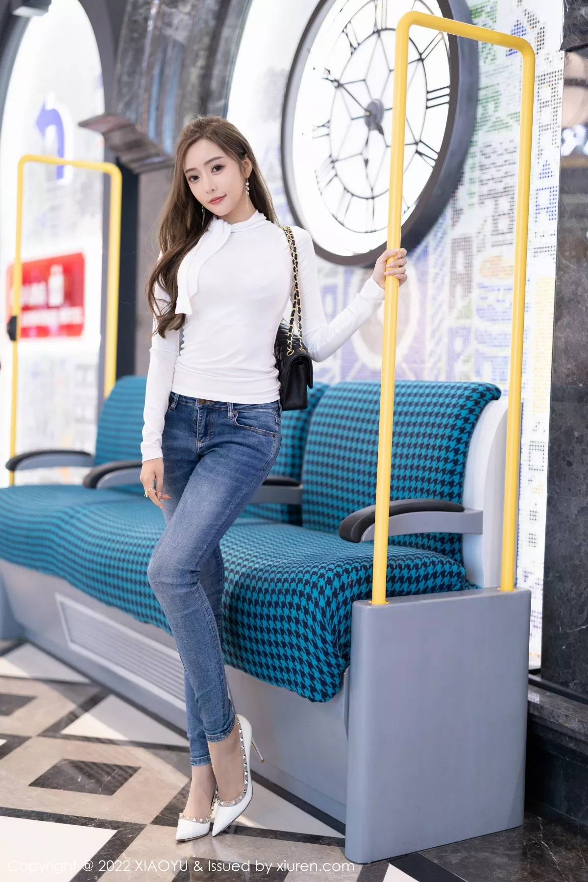 秀人集.com_[XiaoYu画语界]Vol.812_女神王馨瑶yanni白色收身上衣配牛仔裤半脱露无内肉丝诱惑写真82P