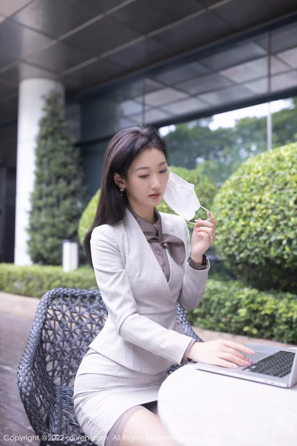 秀人集.com_[XiuRen秀人网]No.5238_模特唐安琪广州-云南旅拍脱职业装露性感蕾丝内衣撩人诱惑写真84P